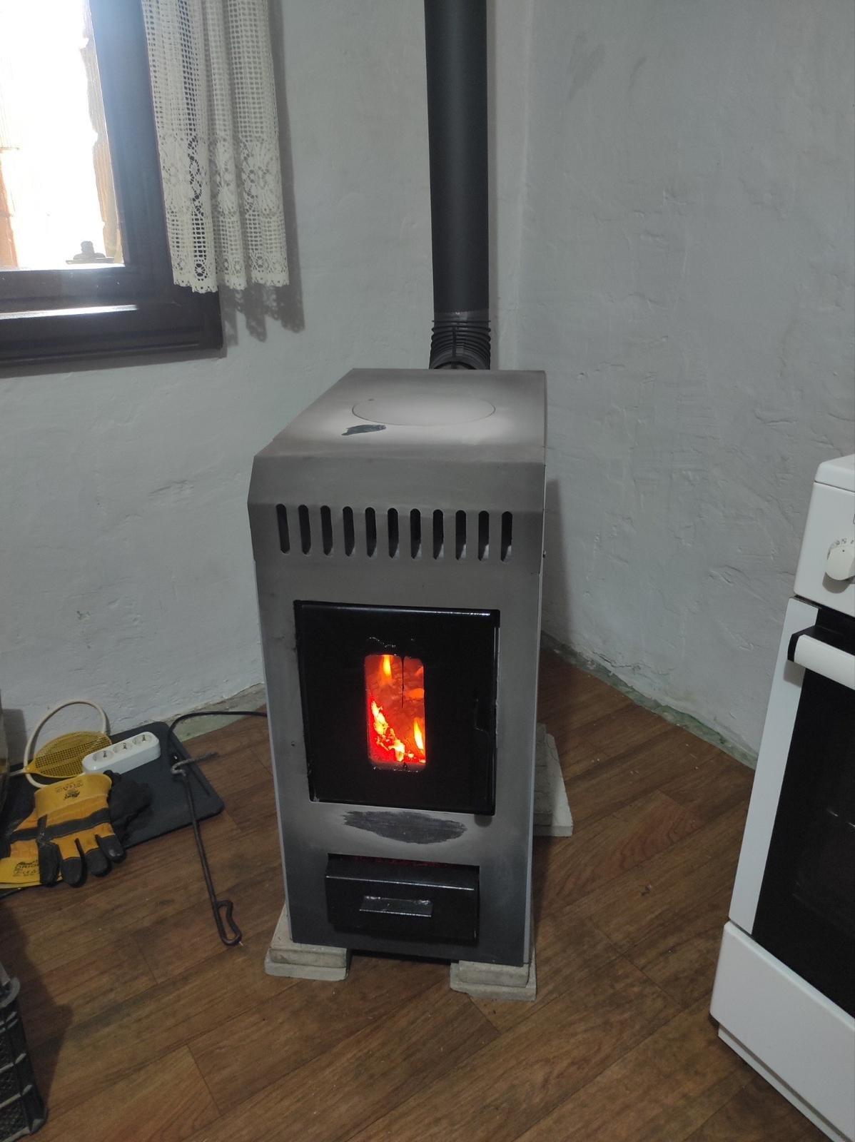 Фото: Опалювально-варильна піч Panda Lux ПДГП-15, надіслане користувачем Сергій Опалювально-варильна піч Panda Lux ПДГП-15 у реальних умовах використання від користувача Сергій.