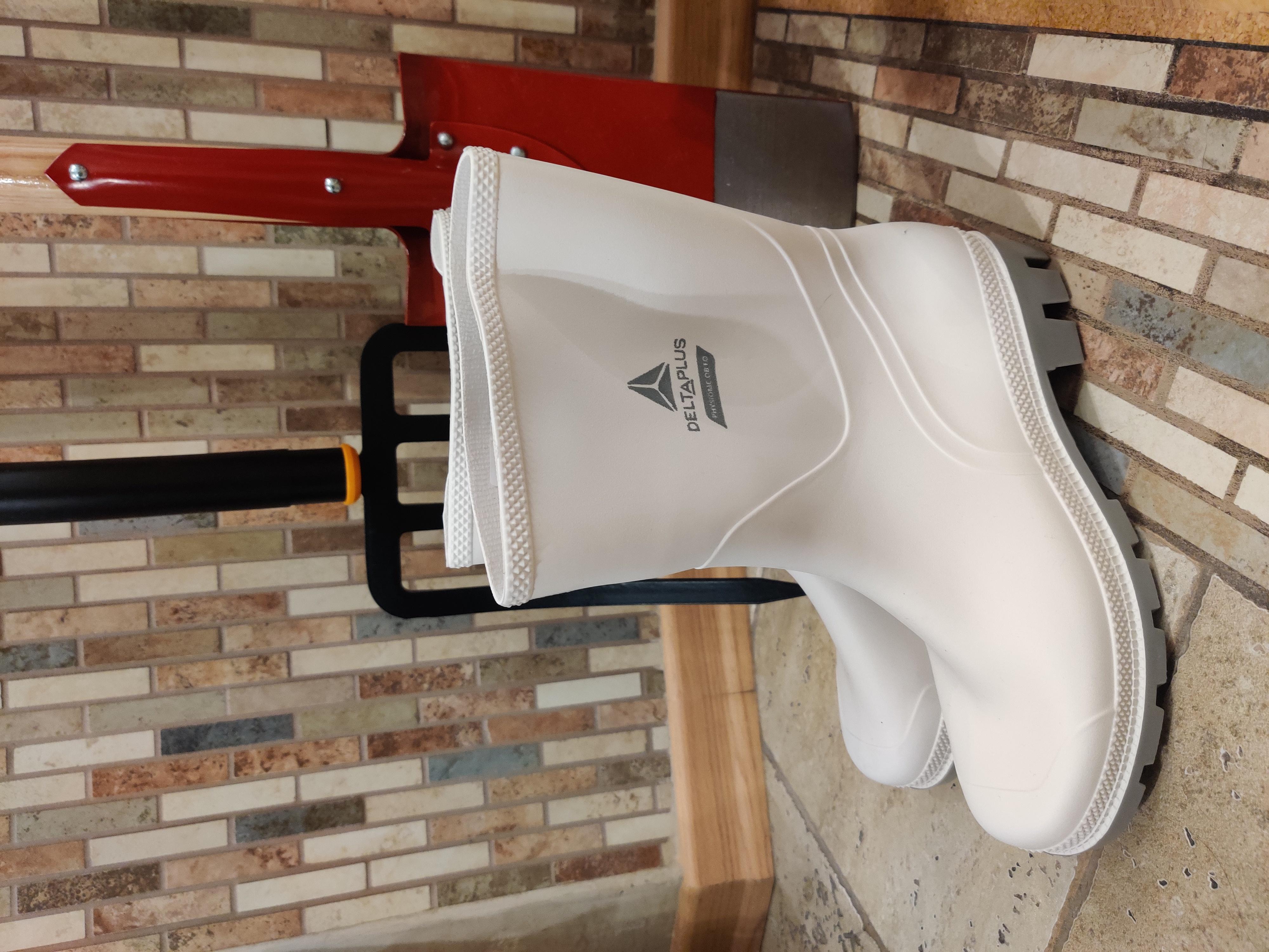 Чоботи гумові Delta Plus PHYMCOBBC40 білий у реальних умовах використання від покупця Лариса.