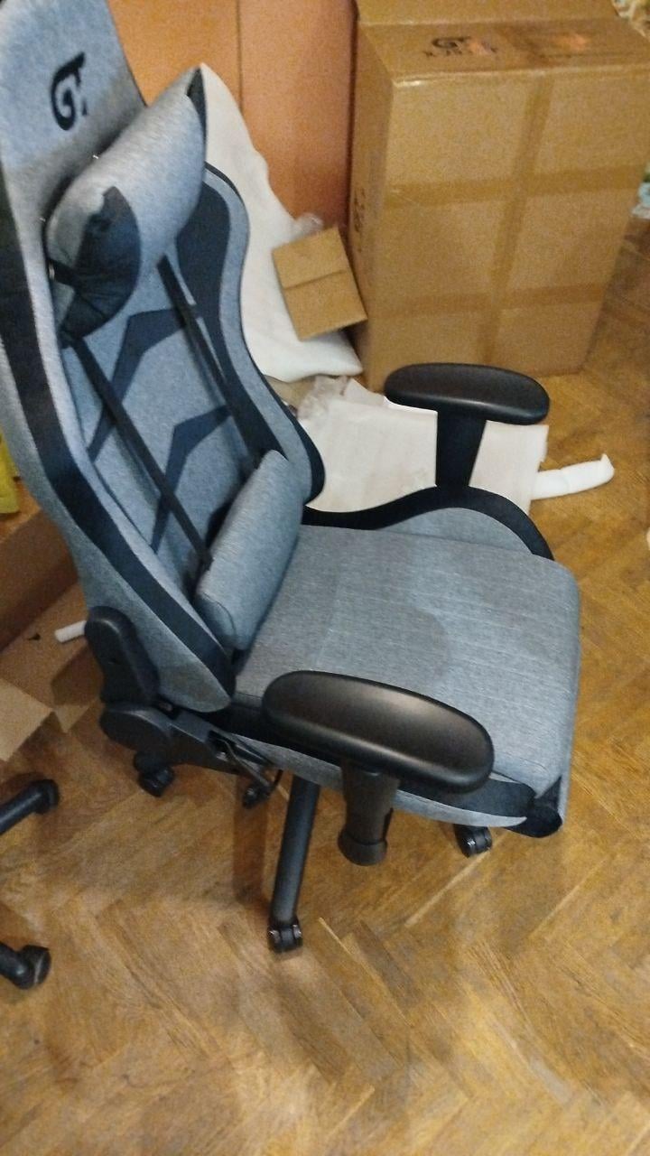 Фото: Крісло геймерське GT Racer X-2534-F Fabric Grey/Black Suede, надіслане користувачем Микита Крісло геймерське GT Racer X-2534-F Fabric Grey/Black Suede у реальних умовах використання від користувача Микита.
