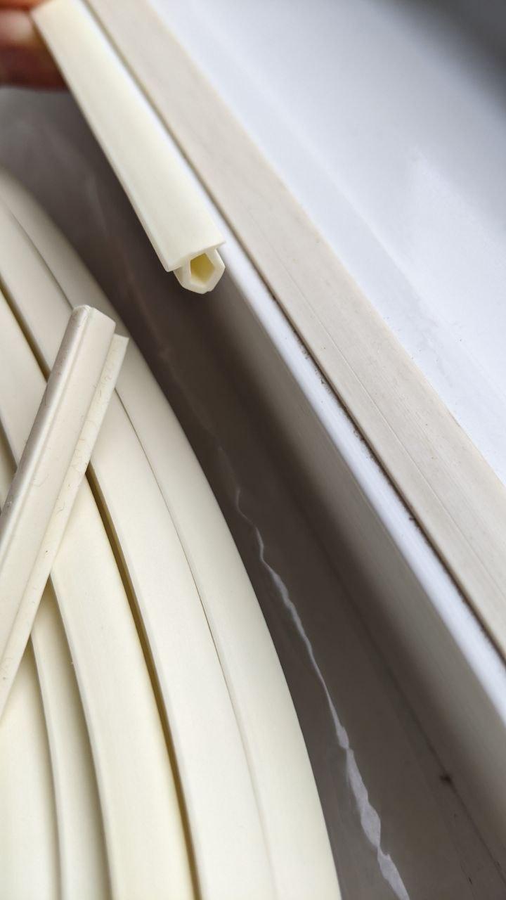 Уплотнитель для оконных систем и дверейв паз фигурный Киевгума для технологического паза оконных блоков 10 м белый в реальных условиях использования от покупателя Ольга.