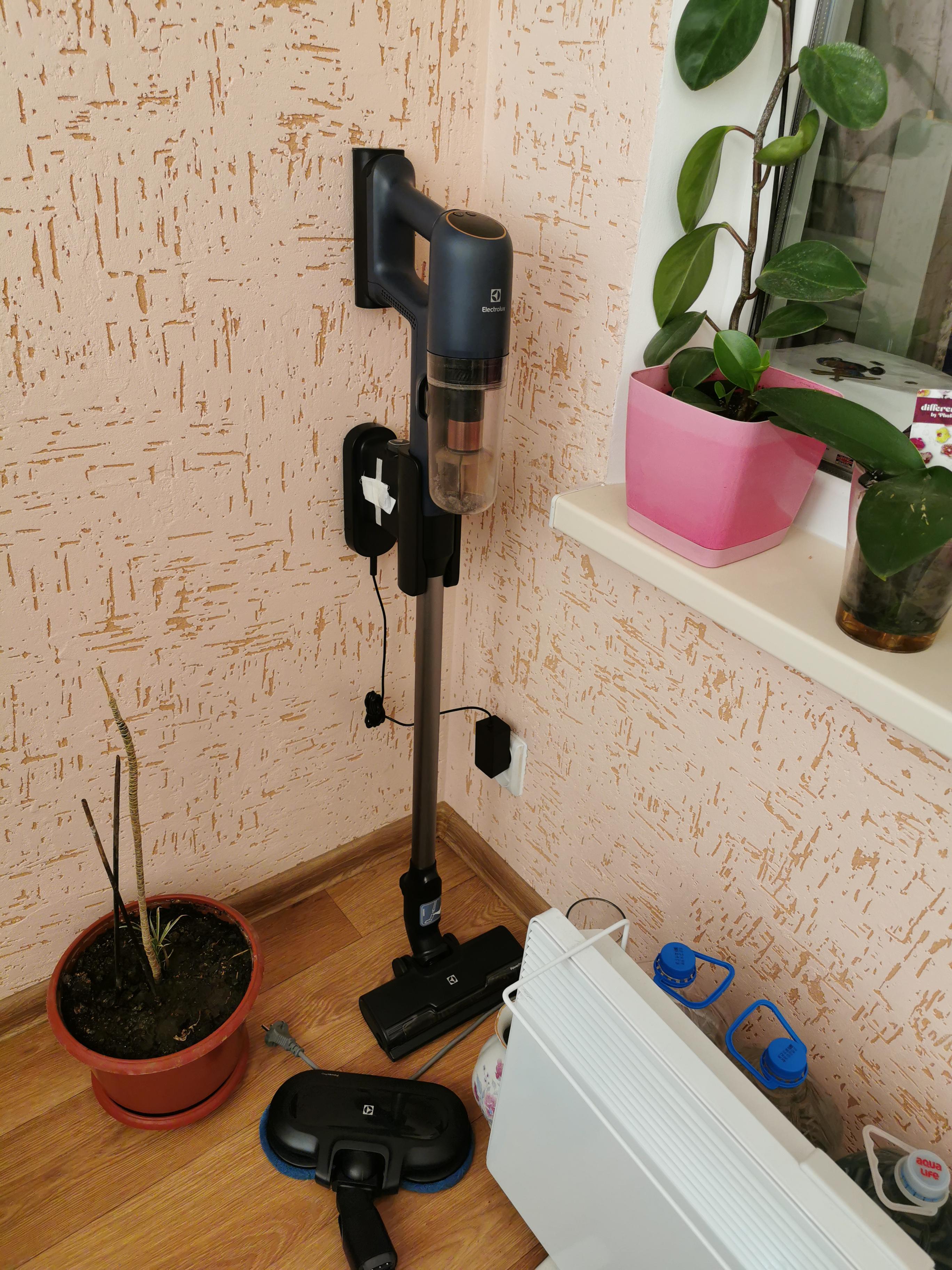Пылесос аккумуляторный Electrolux EP71UB14DB black в реальных условиях использования от пользователя Сергій.