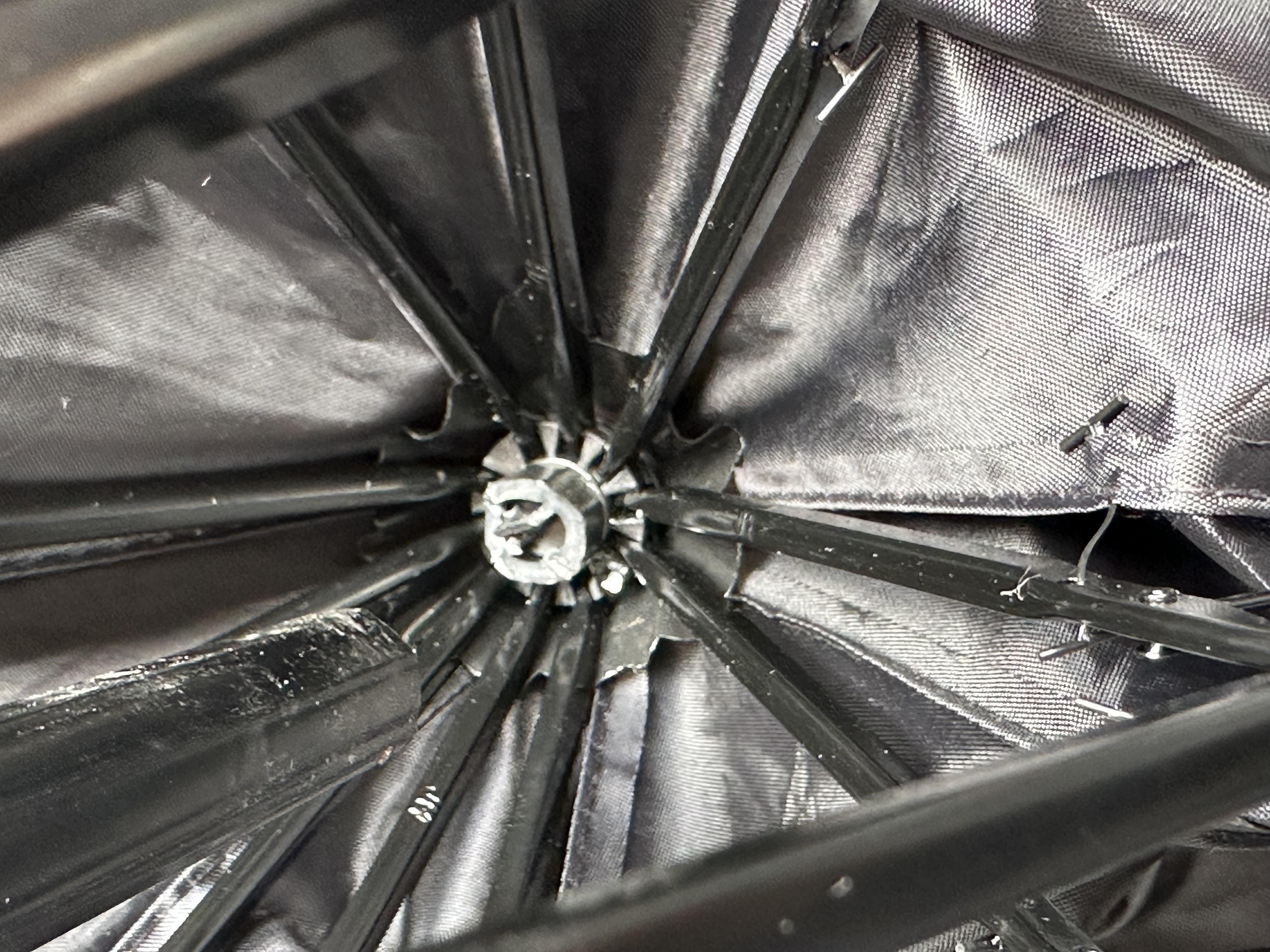 Парасолька для захисту салону автомобіля від сонця у реальних умовах використання від користувача Вадим.