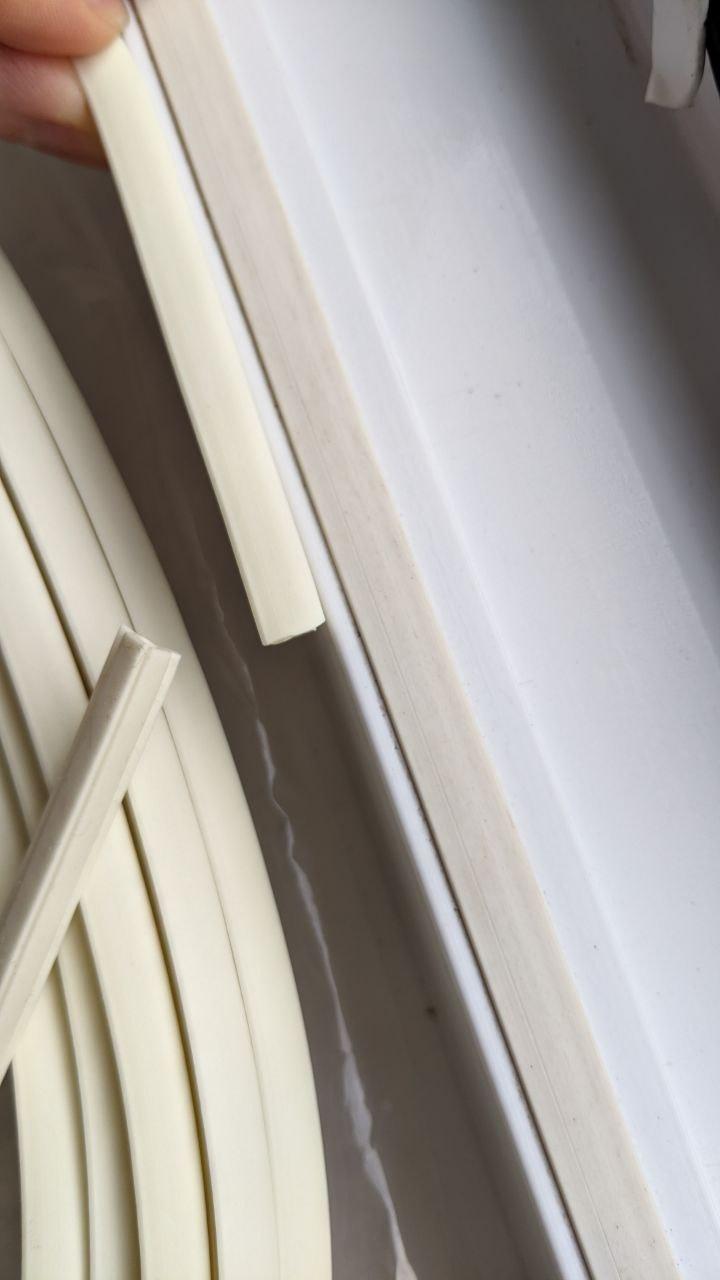 Уплотнитель для оконных систем и дверейв паз фигурный Киевгума для технологического паза оконных блоков 10 м белый в реальных условиях использования от покупателя Ольга.