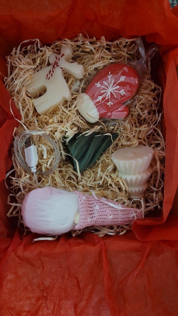 Подарунковий бокс свічка натуральна ручної роботи з ароматом печива 3 шт./іграшка на ялинку Гном 2 шт./гірлянда на USB 2 м (22905269) у реальних умовах використання від покупця Артур.