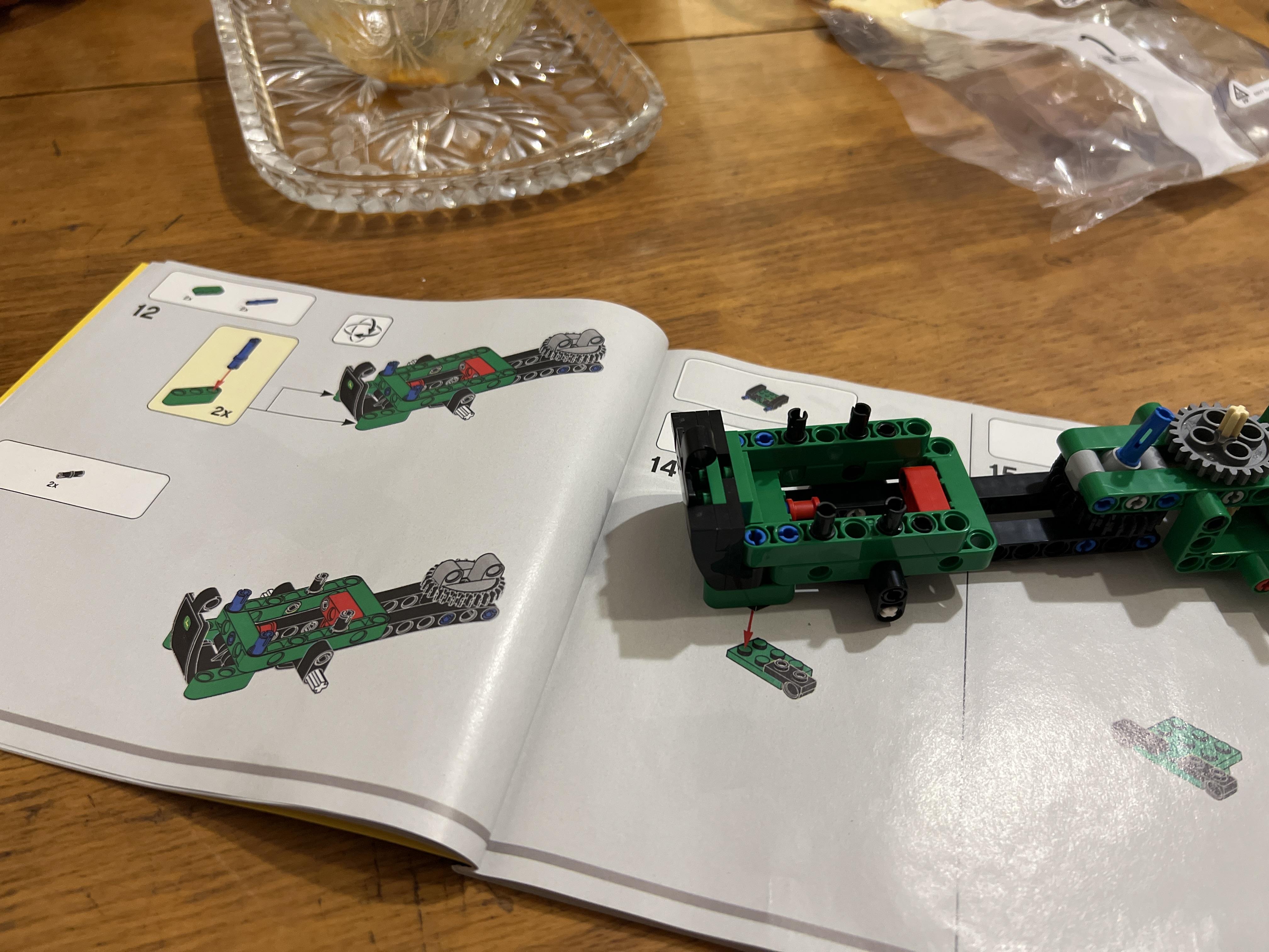 Конструктор LEGO Technic Трактор John Deere 9620R 4WD 42136 у реальних умовах використання від користувача Олексій.