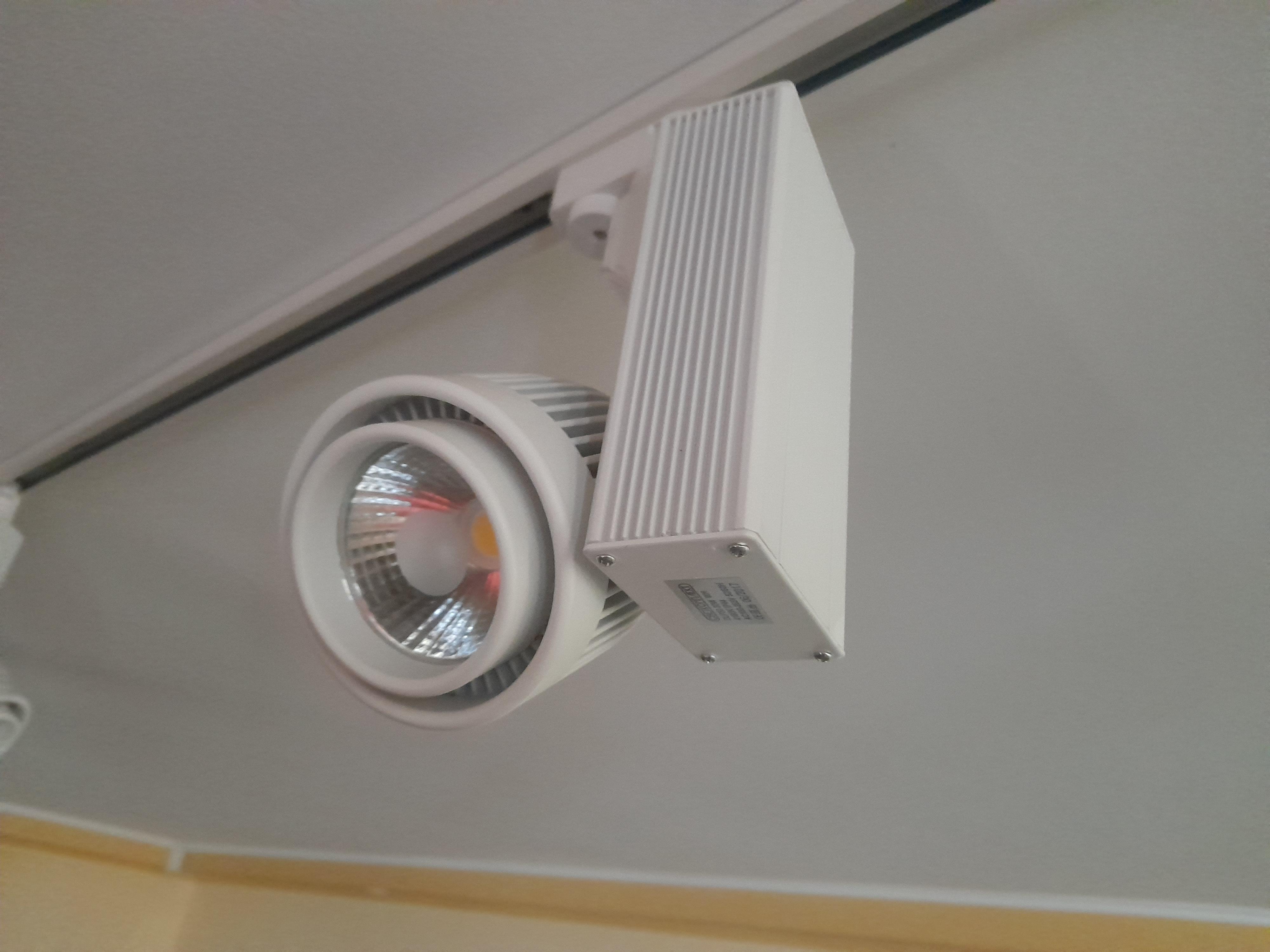 Фото: Трековый прожектор Светкомплект DLP 30 LED 30 Вт 4500 К белый, отправлено пользователем Олександр Трековый прожектор Светкомплект DLP 30 LED 30 Вт 4500 К белый в реальных условиях использования от пользователя Олександр.