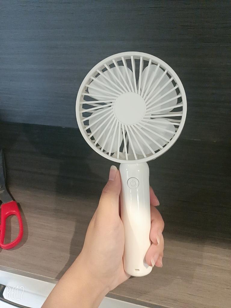 Вентилятор мини ручной аккумуляторный Handy Mini Fan ручной/нашейный/карманный Белый (VENMIN-WHT-0865) в реальных условиях использования от покупателя Шулєпова Софія.