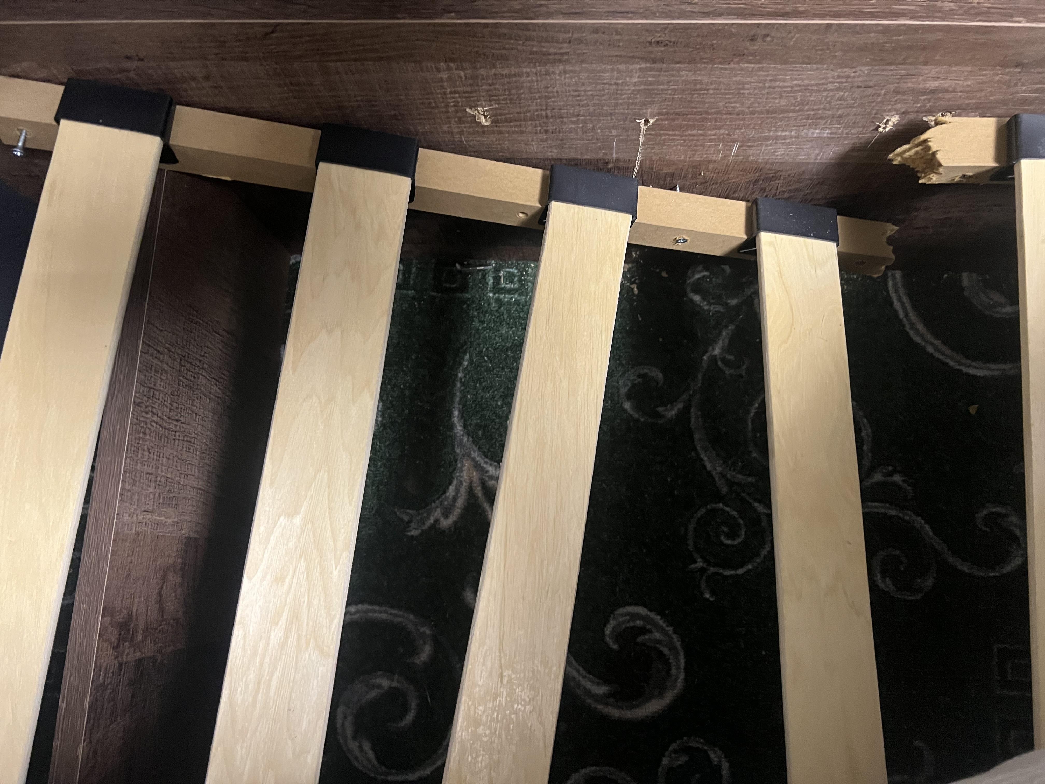 Спальний гарнітур Кім каркас з ламелями з ДСП Дуб артизан/Білий (51654) у реальних умовах використання від покупця Марія.