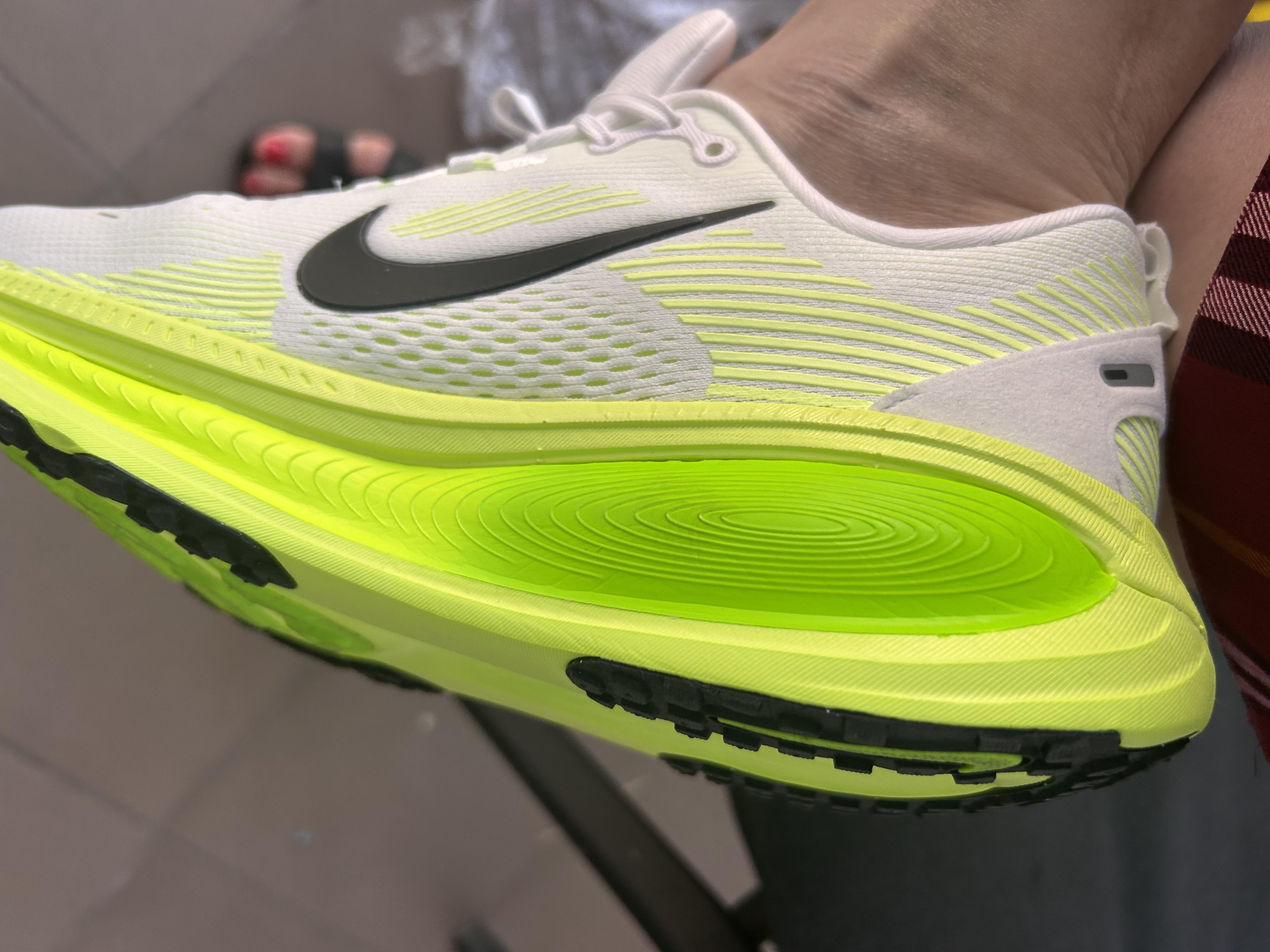 Кроссовки женские Nike W VOMERO 18 HM6804-102 р.36,5 бело-салатовые в реальных условиях использования от пользователя Ніна.