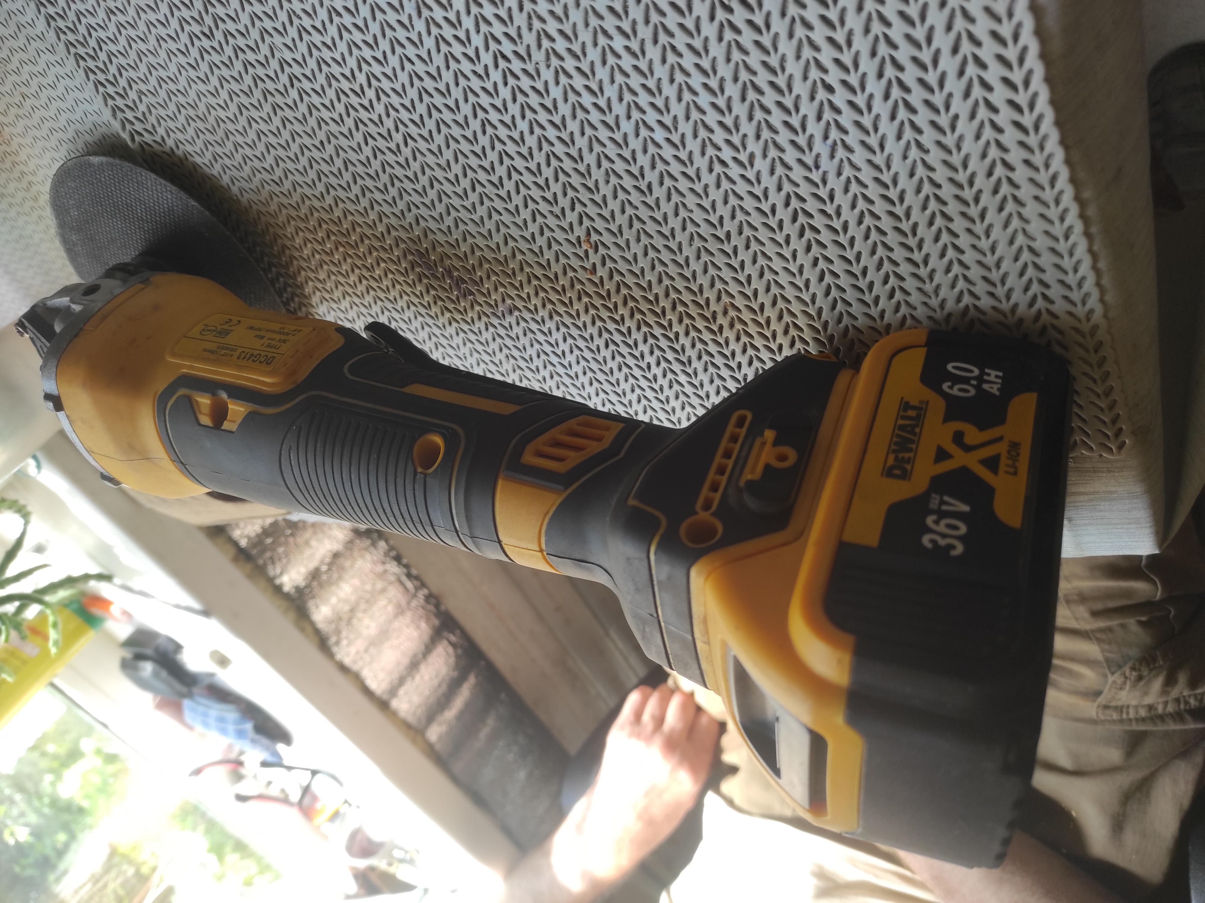 Болгарка (кутова шліфмашина) DeWalt DCG405N у реальних умовах використання від користувача Елена.