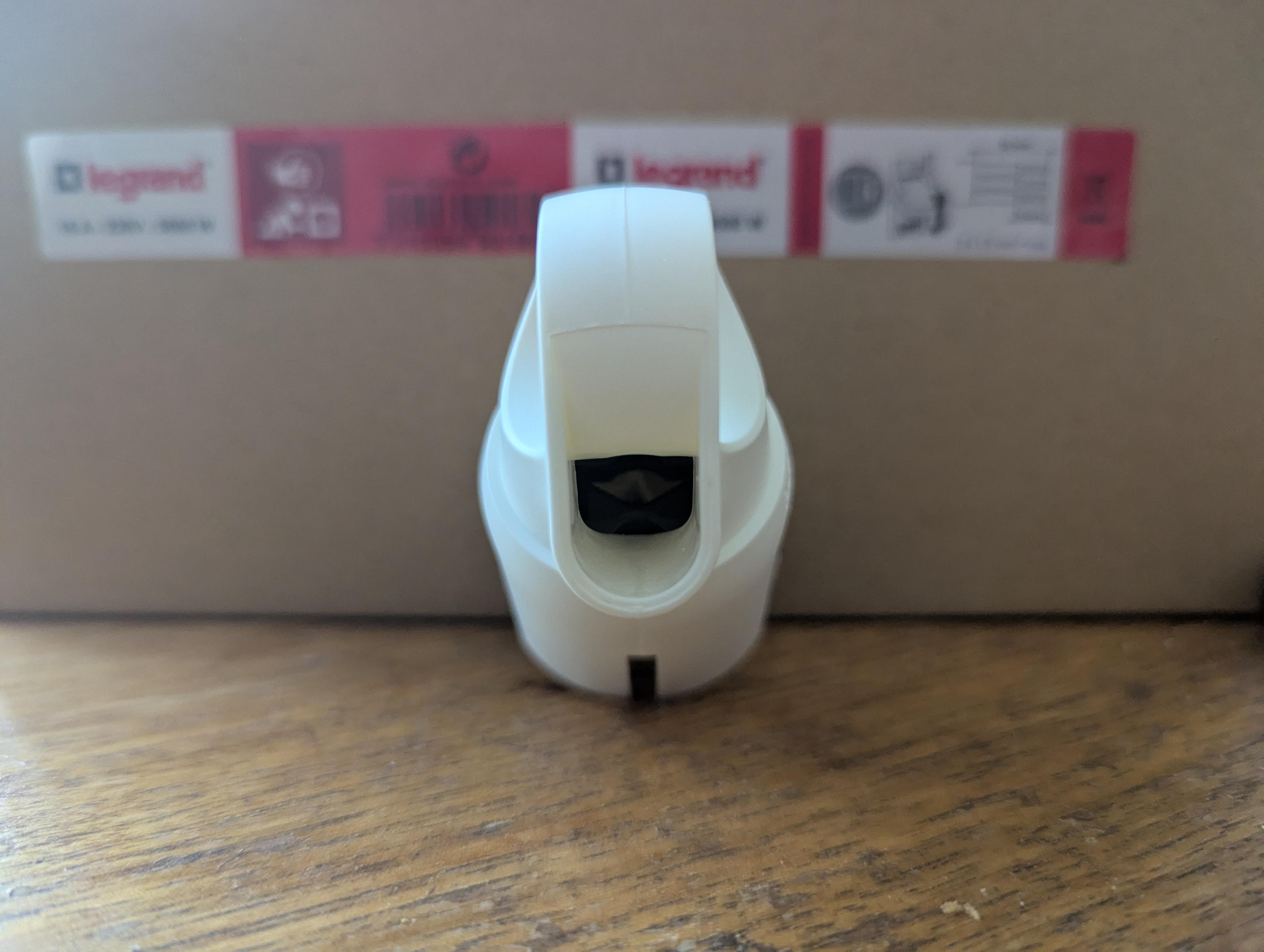 Вилка електрична з ручкою Legrand 50190 із заземленням 250В 16А IP20 білий у реальних умовах використання від покупця Володимир.