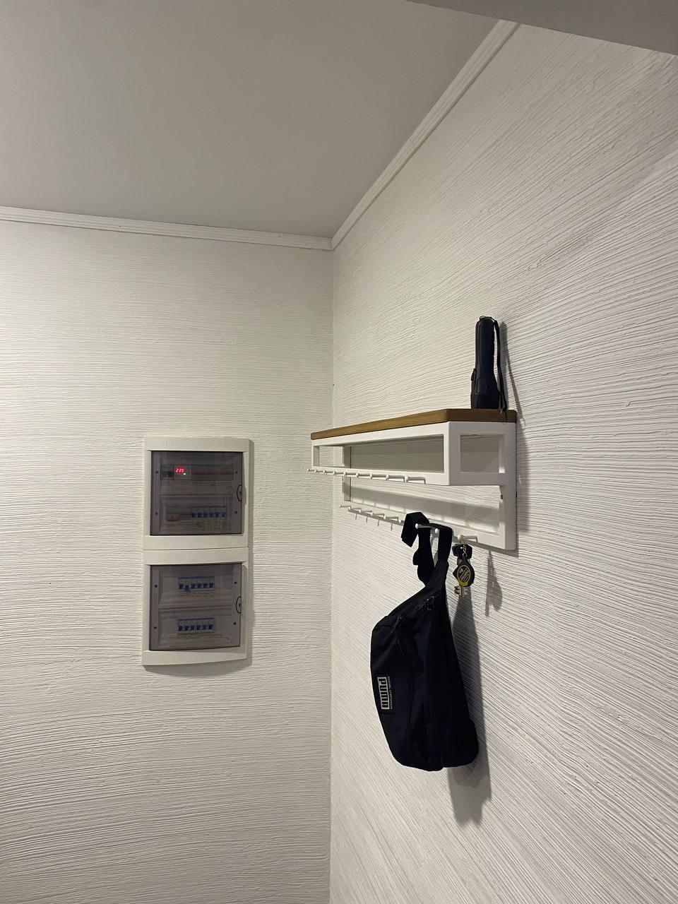 Вішалка для одягу настінна 100x12x20 см 18 гачків Білий дуб (CR.MW-8.8) у реальних умовах використання від покупця Віктор.