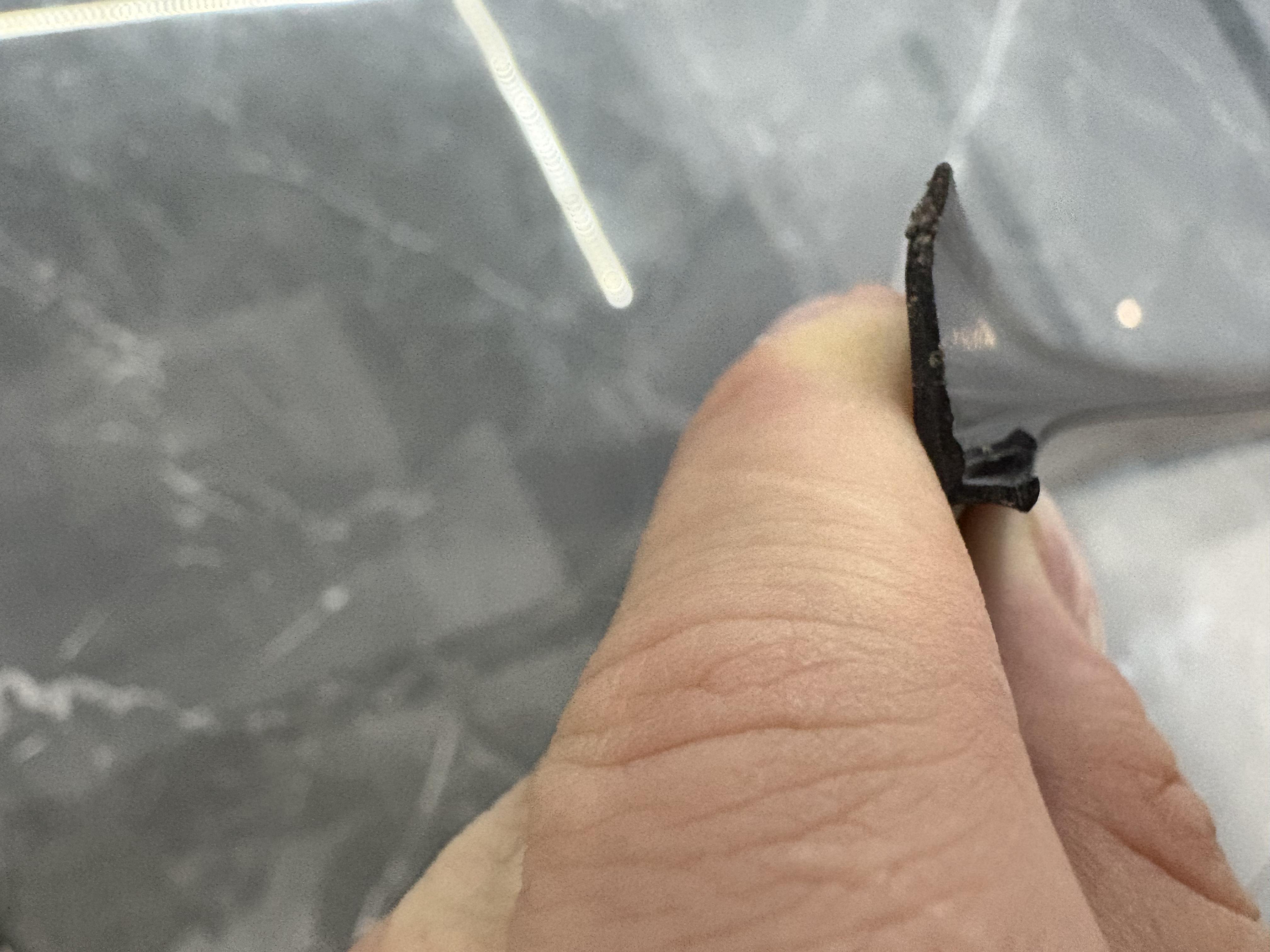 Фото: Плинтус ОМіС для столешницы LB23 3000x25 мм черный, отправлено пользователем Тетяна Плинтус ОМіС для столешницы LB23 3000x25 мм черный в реальных условиях использования от пользователя Тетяна.