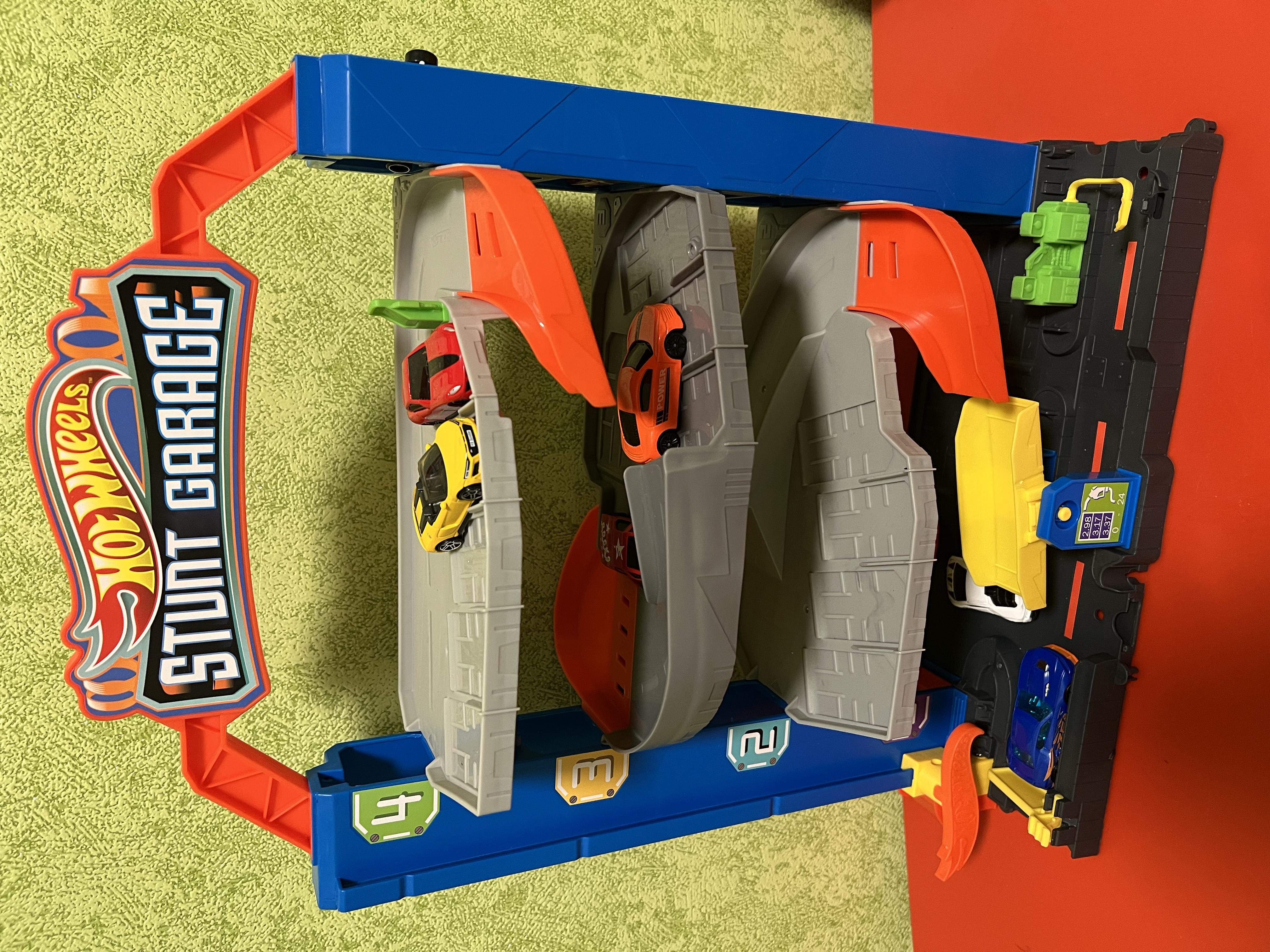 Гараж Hot Wheels четырехэтажный Hot Wheels GNL70 у реальних умовах використання від покупця Олександр.