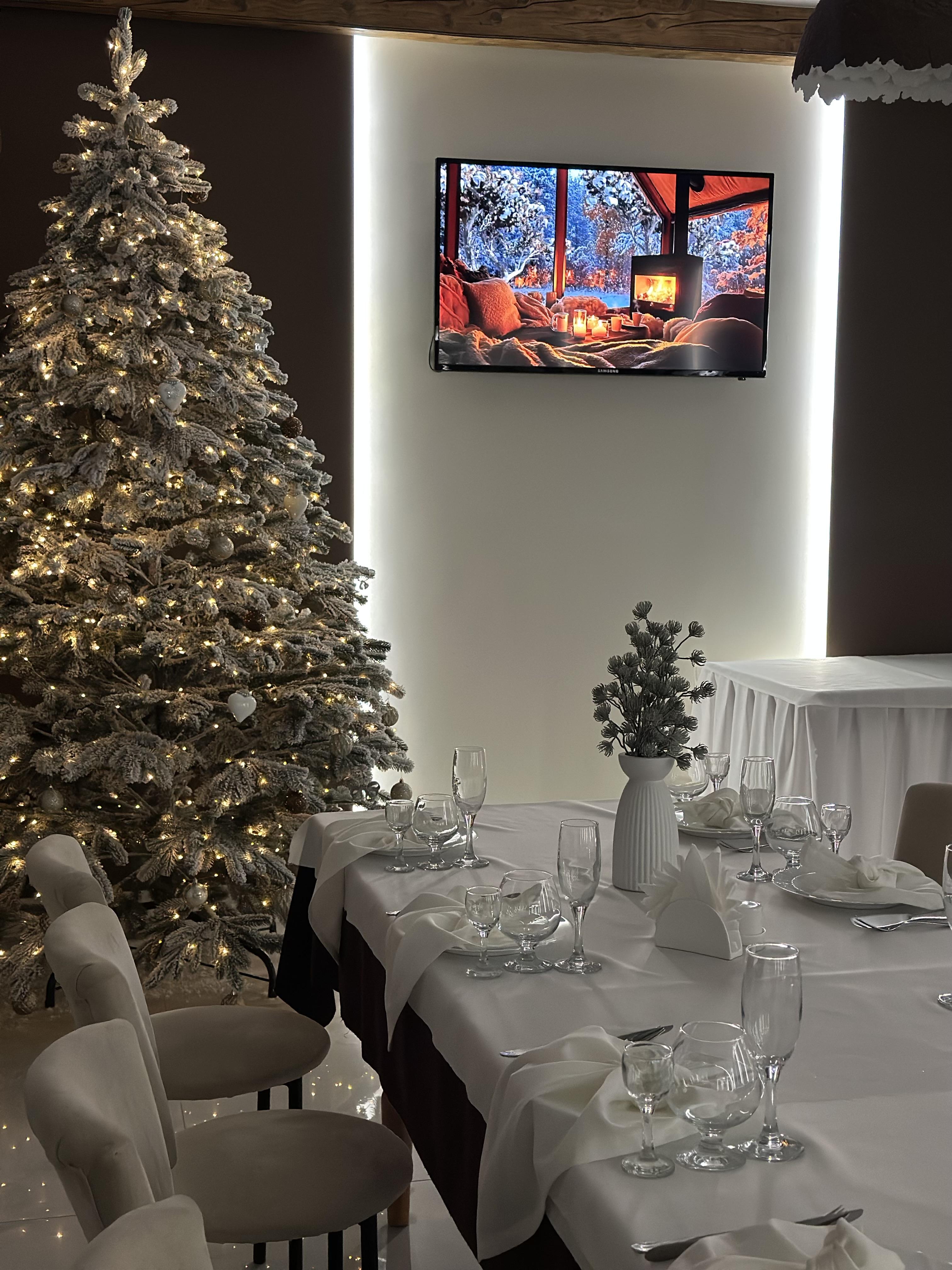 Фото: Ялинка штучна лита Андора Засніжена з підставкою 3,00 м (26251136), надіслане покупцем Хривтина Ялинка штучна лита Андора Засніжена з підставкою 3,00 м (26251136) у реальних умовах використання від покупця Хривтина.