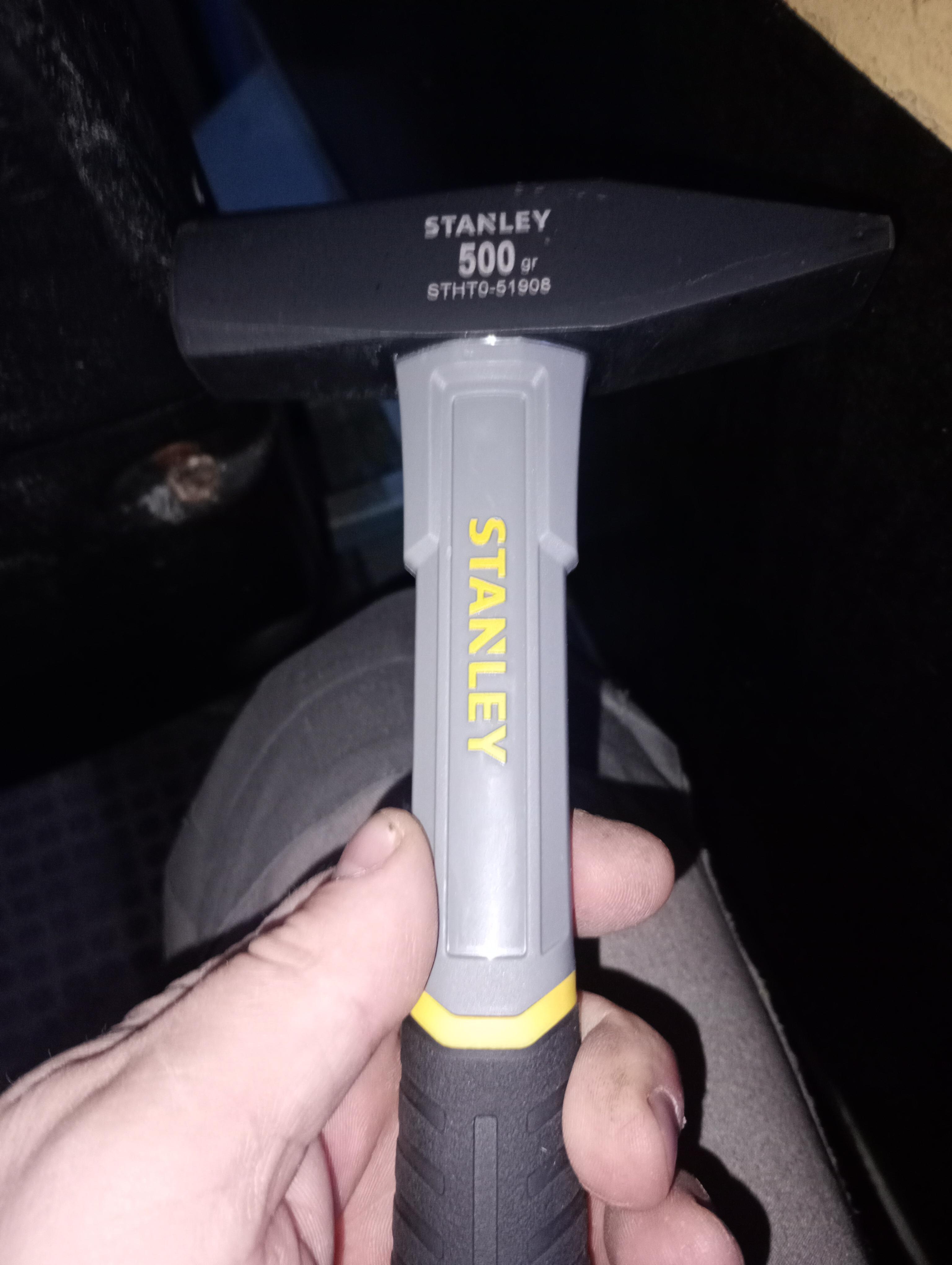 Молоток слесарный Stanley 800 г STHT0-51909 в реальных условиях использования от пользователя Олег.