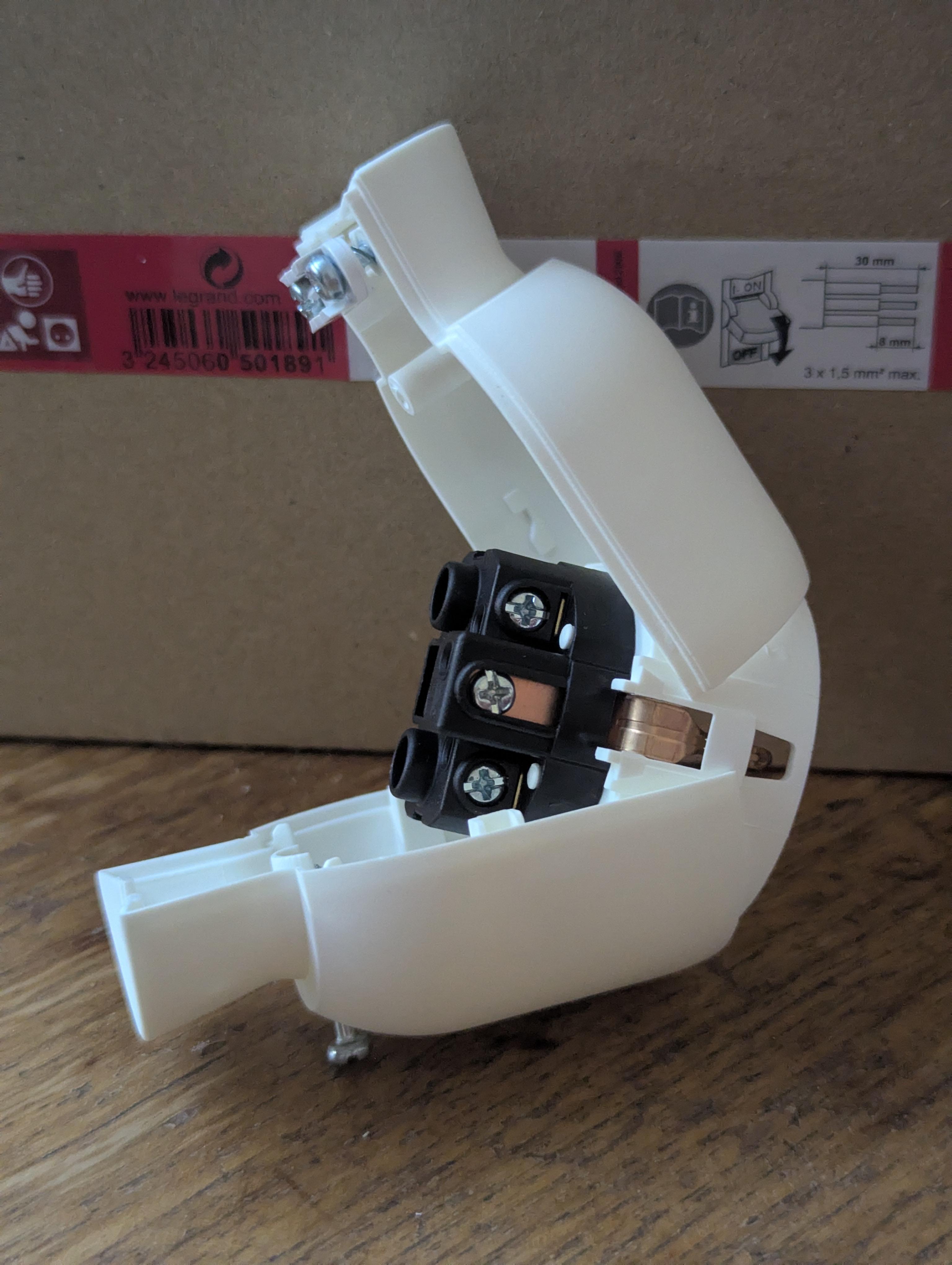 Розетка переносная Legrand 50189 с заземлением 250В IP20 белый в реальных условиях использования от покупателя Володимир.