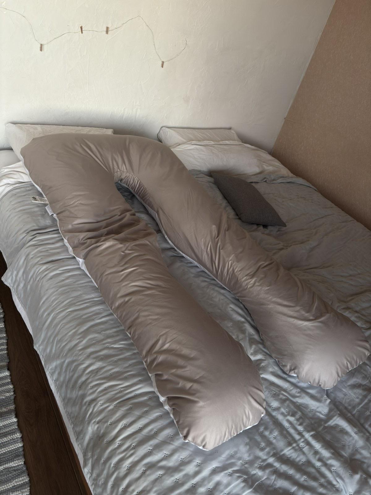 Подушка длинная IDEIA П-образная с наволочкой на молнии 140х75х20 см Серый/Белый (23295269) в реальных условиях использования от покупателя Марія Покришень.