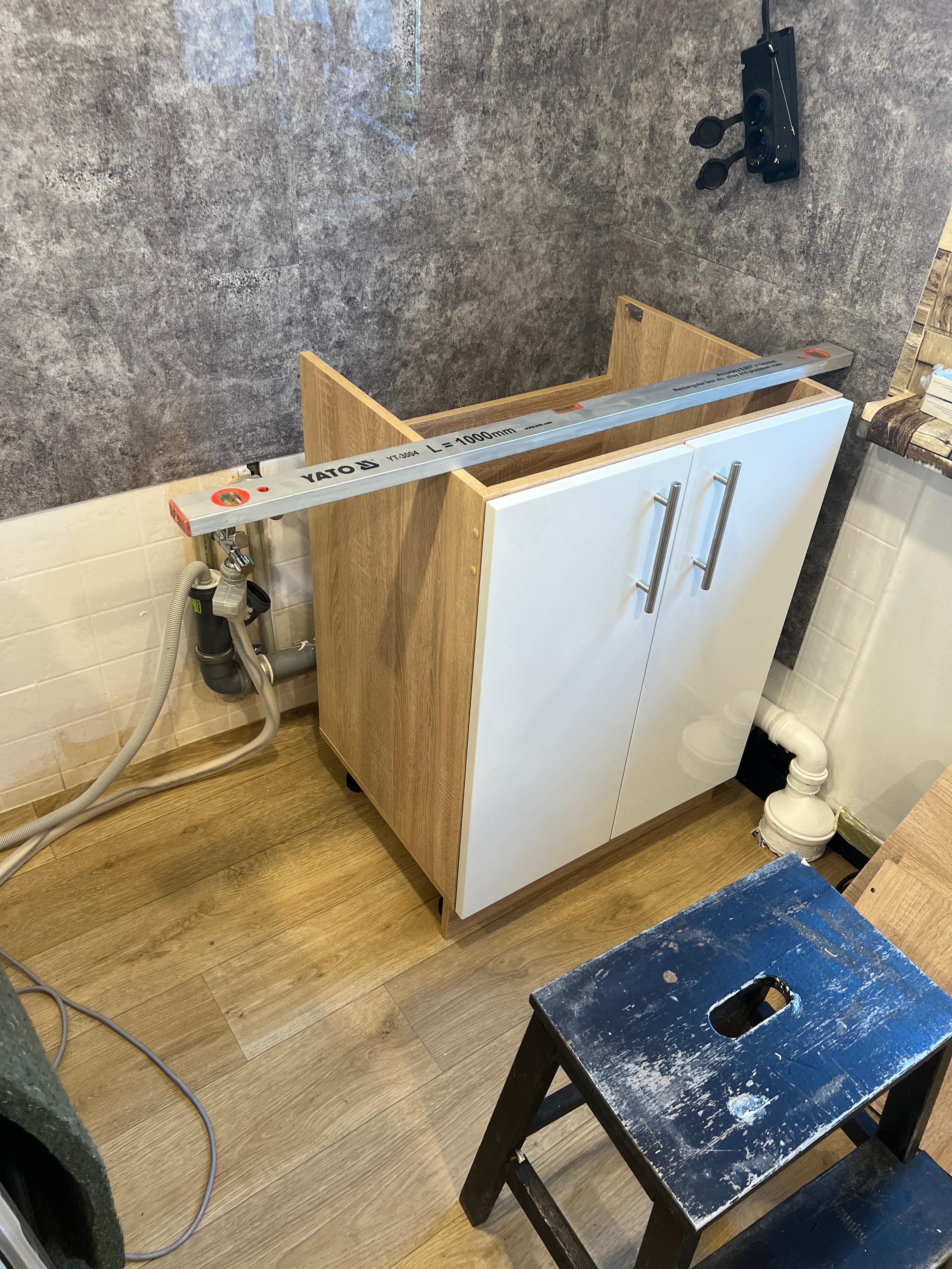 Тумба-мийка дводверна МАКСІ-МЕБЛІ без мийки без стільниці Люкс з фарбованими фасадами МДФ 600 мм Дуб сонома/Білий (73103) у реальних умовах використання від покупця Дмитро.