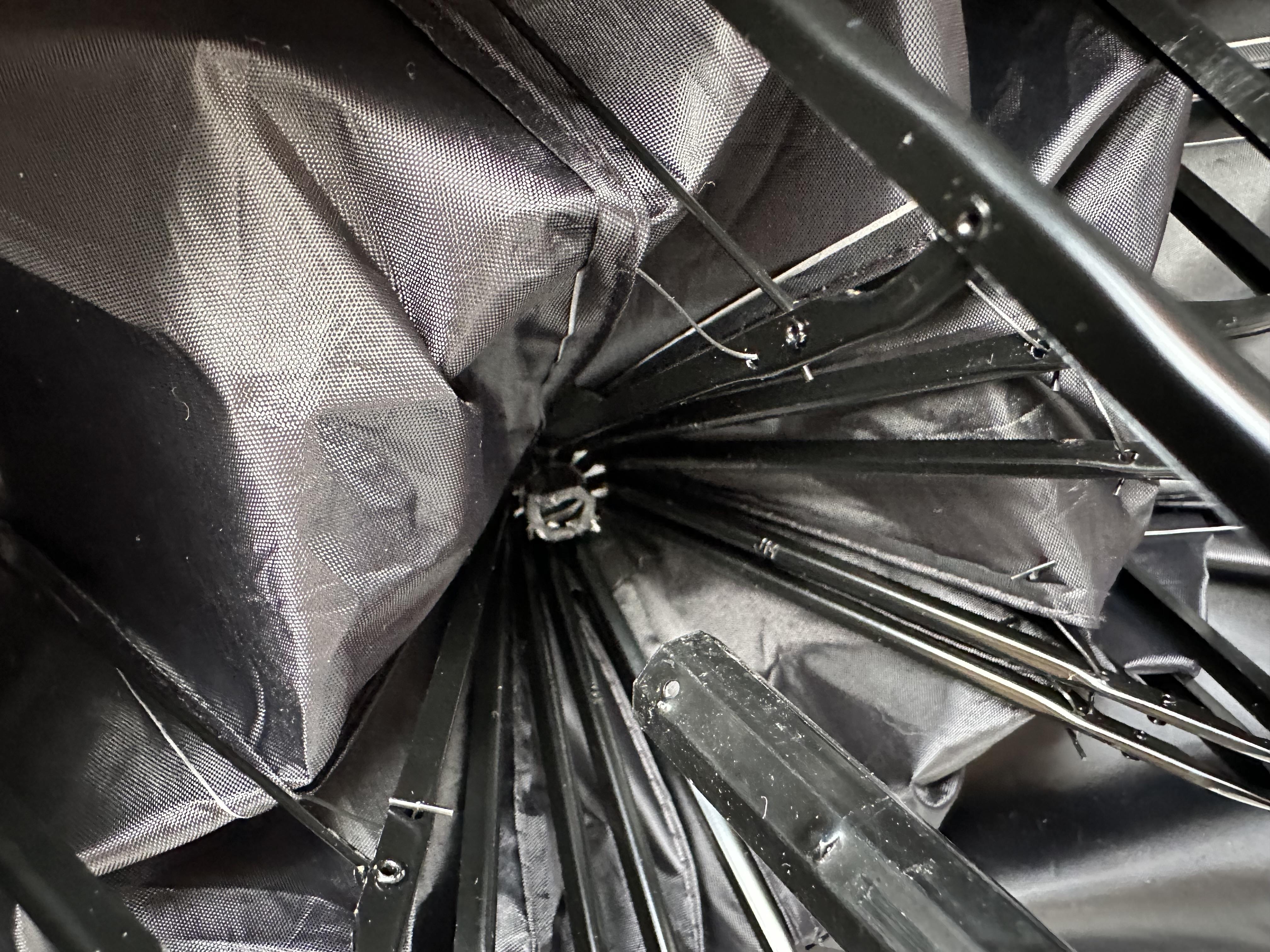 Парасолька для захисту салону автомобіля від сонця у реальних умовах використання від користувача Вадим.