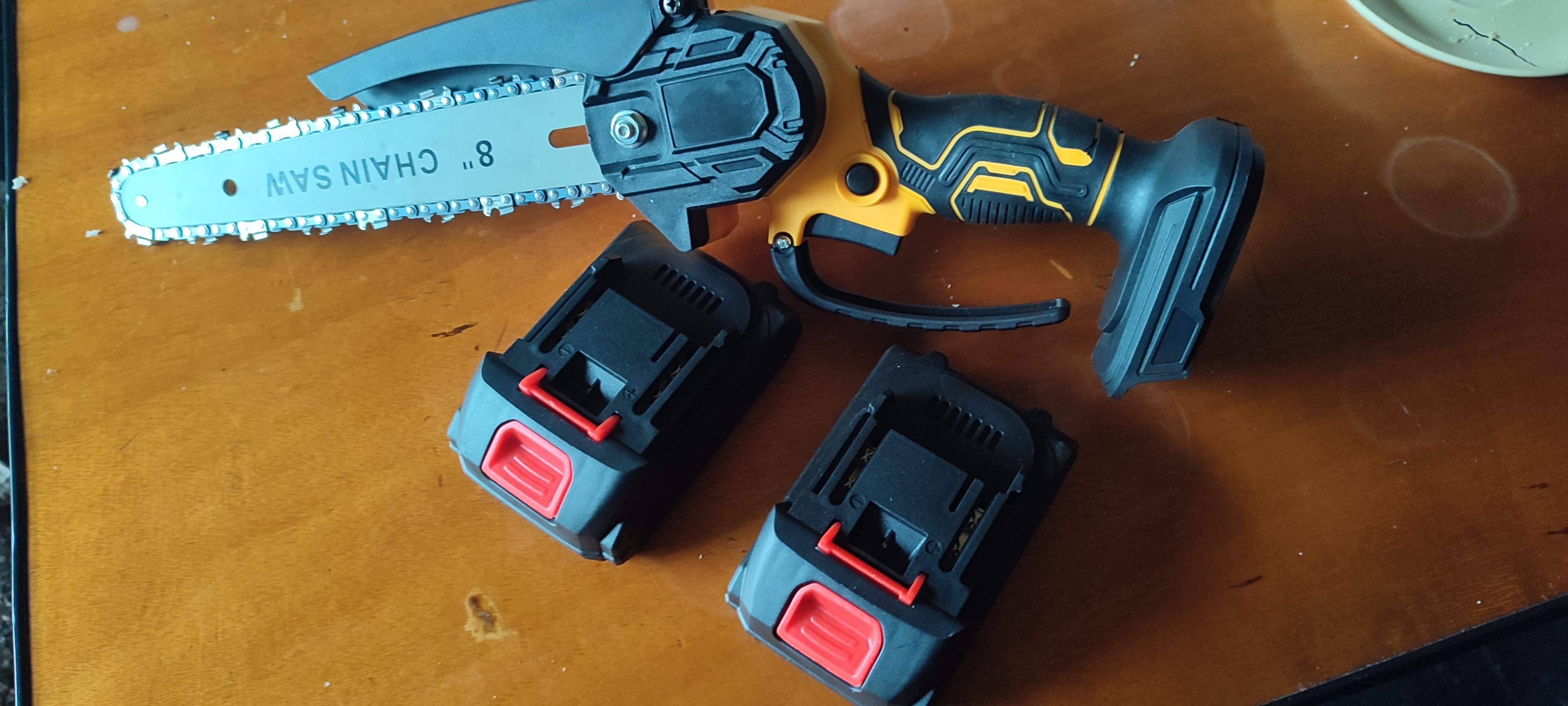 Пила акумуляторна ланцюгова 8" на 2 акумулятори 21V в кейсі (2757576106) у реальних умовах використання від покупця Косттянтин.