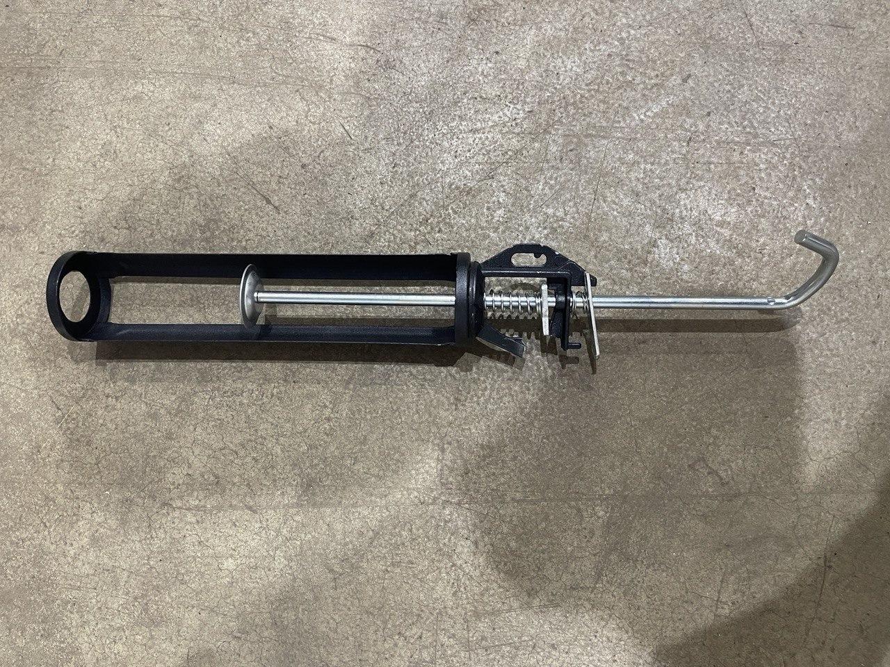 Пистолет для герметика BauGut в реальных условиях использования от пользователя Антон.