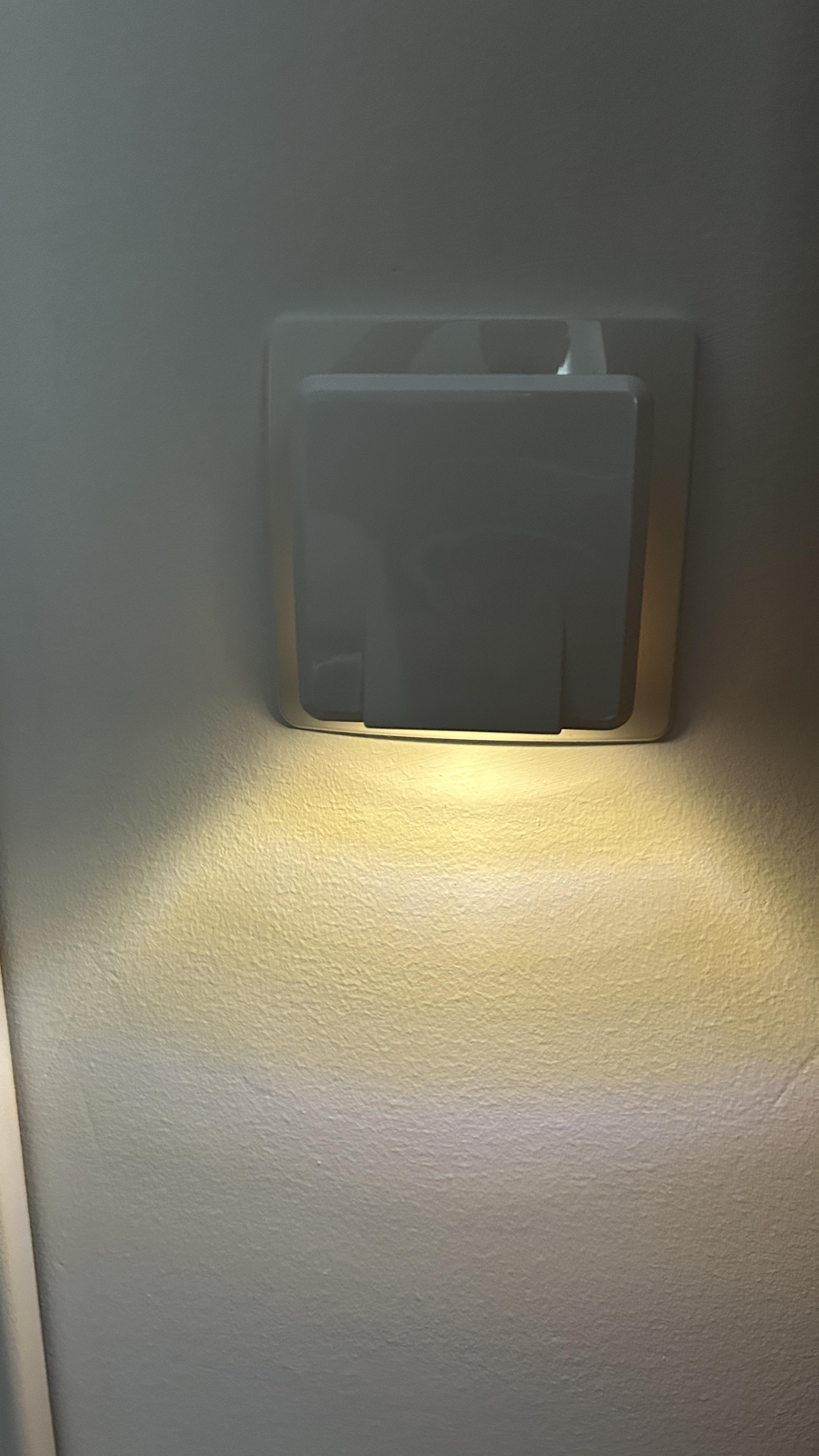 Ночник-розетка Ledvance Lunetta Slim Square LED 0,3 Вт белый в реальных условиях использования от покупателя яремчук.