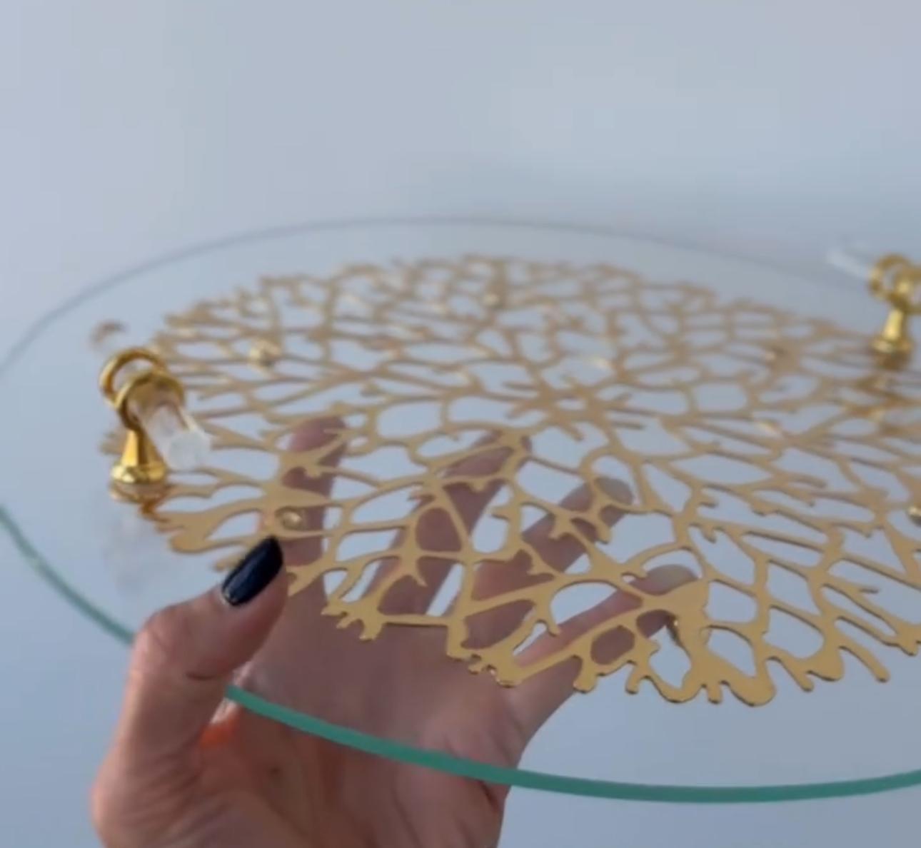 Фото: Підставка скляна на ніжках із золотим металевим декором Корали із ручками 35 см Золотистий (S-716), надіслане покупцем Галина Підставка скляна на ніжках із золотим металевим декором Корали із ручками 35 см Золотистий (S-716) у реальних умовах використання від покупця Галина.