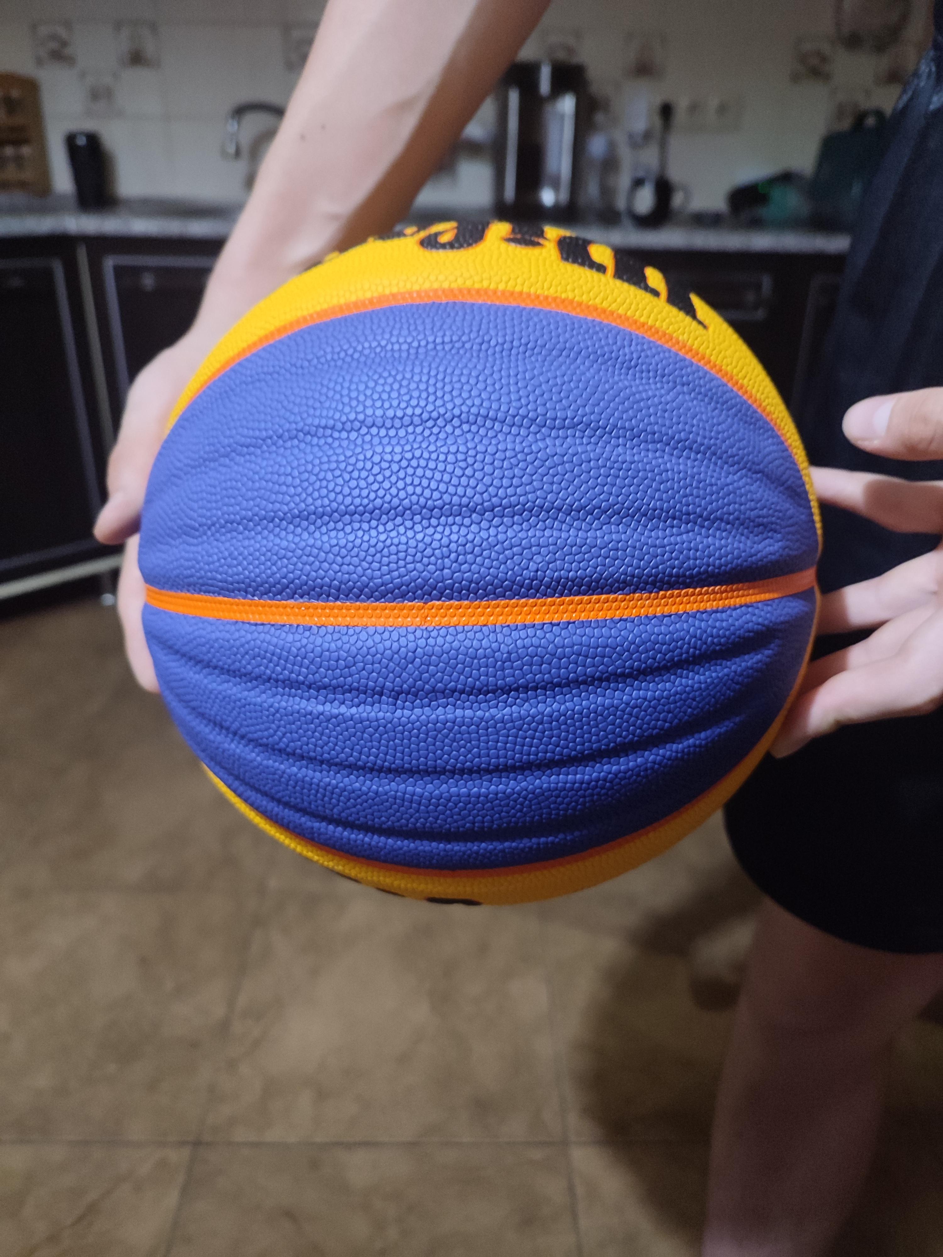 М'яч для стрітболу Wilson FIBA 3X3 Official Game Ball 6 6 (WTB0533XB) у реальних умовах використання від покупця Леся.