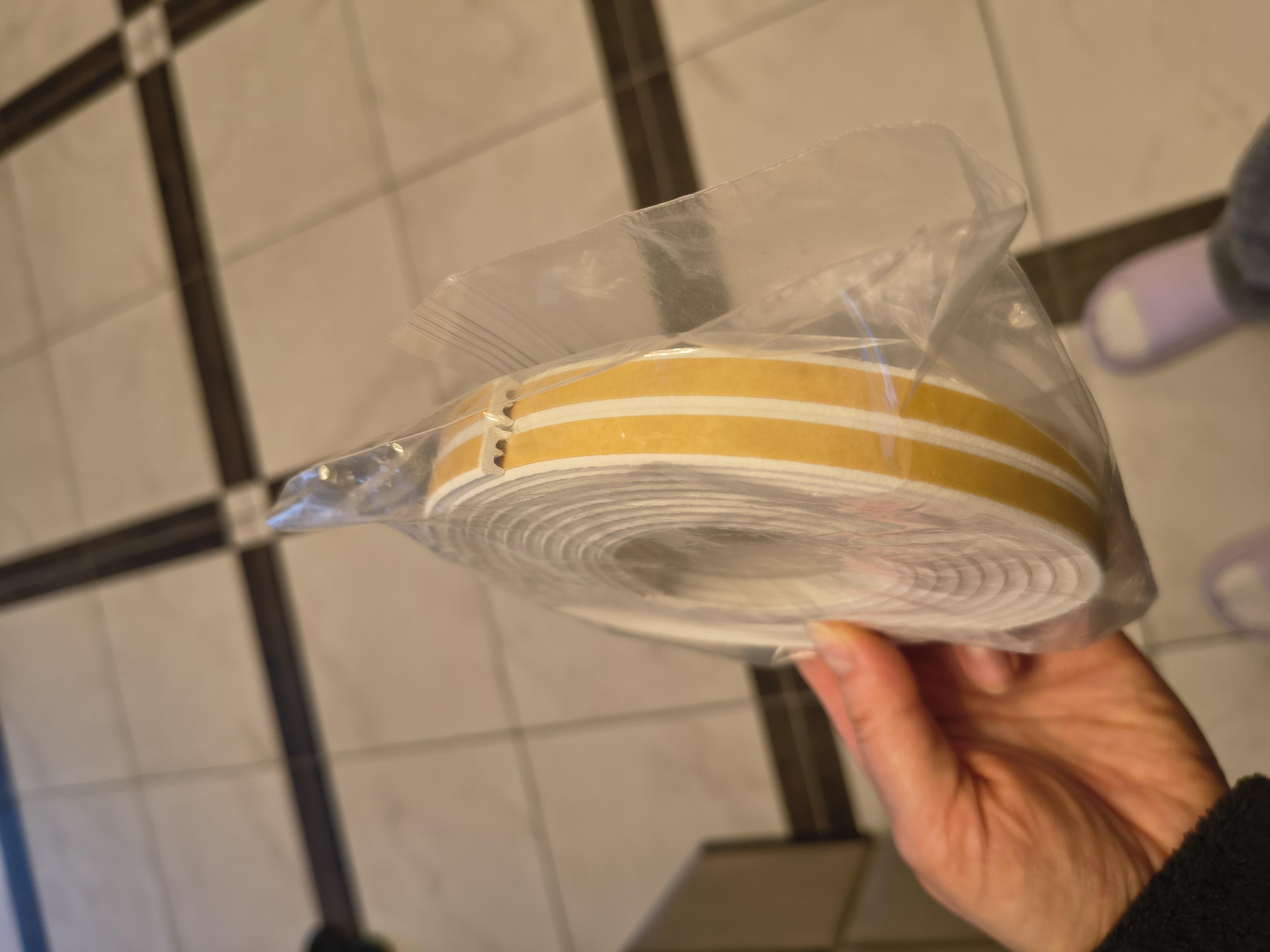 Уплотнитель самоклеющийся E-образный Horst DS-E 9x4 6 м белый в реальных условиях использования от покупателя Ольга.