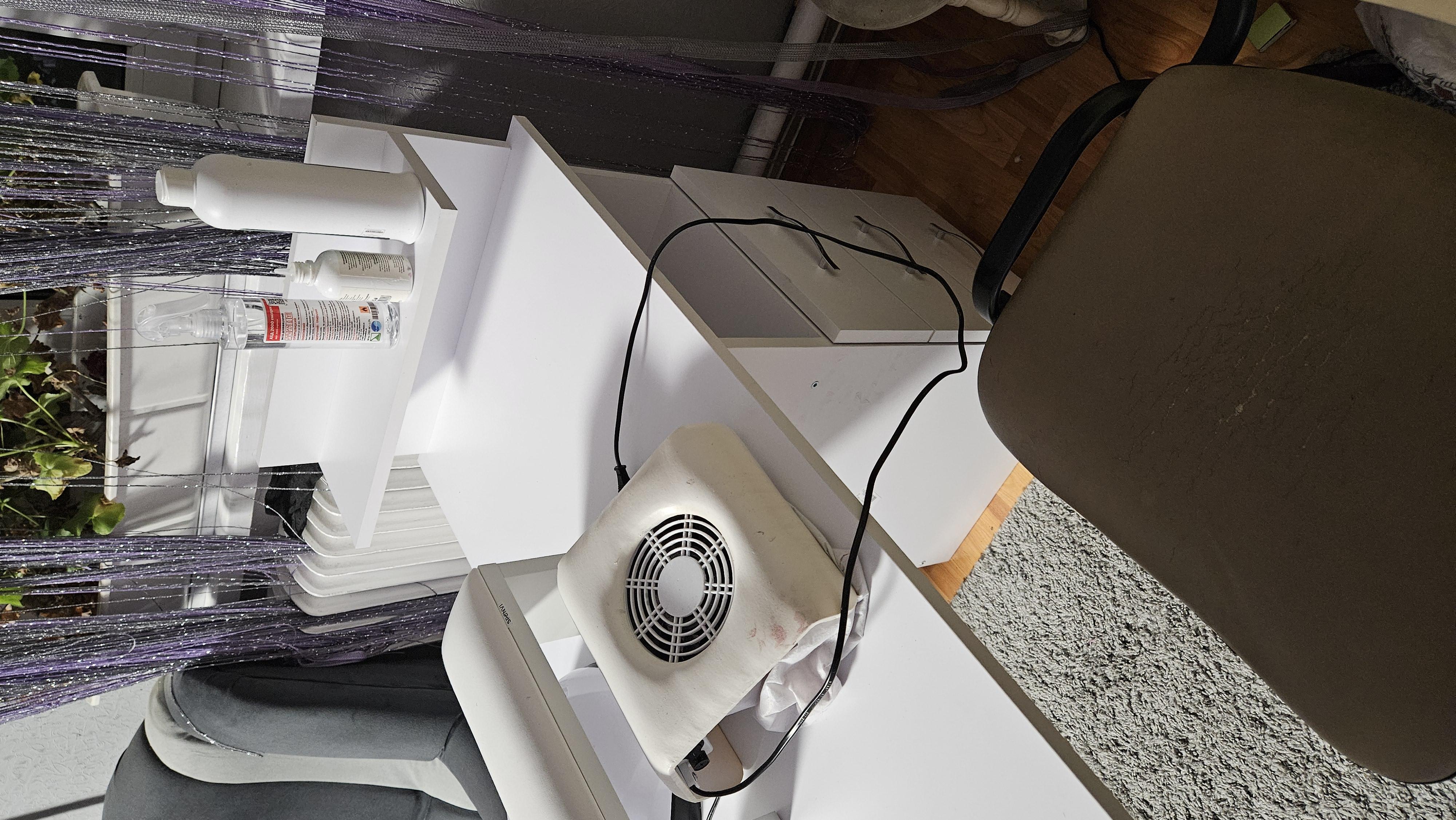 Маникюрный стол на одну тумбу с ящиками Белый (M140) в реальных условиях использования от покупателя Софія.