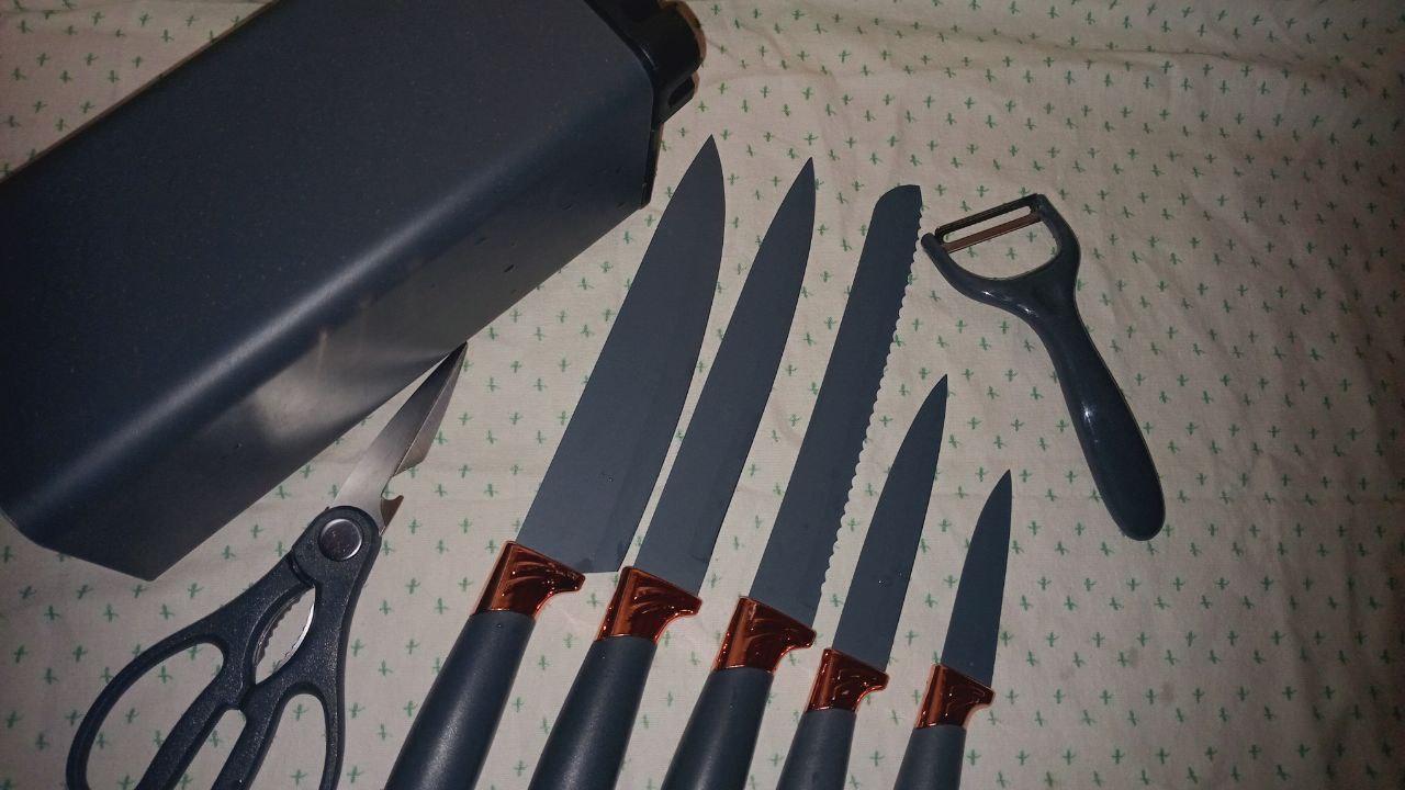 Набор кухонных ножей с ножницами и овощечисткой на подставке 5 штук Черный в реальных условиях использования от пользователя Olga.