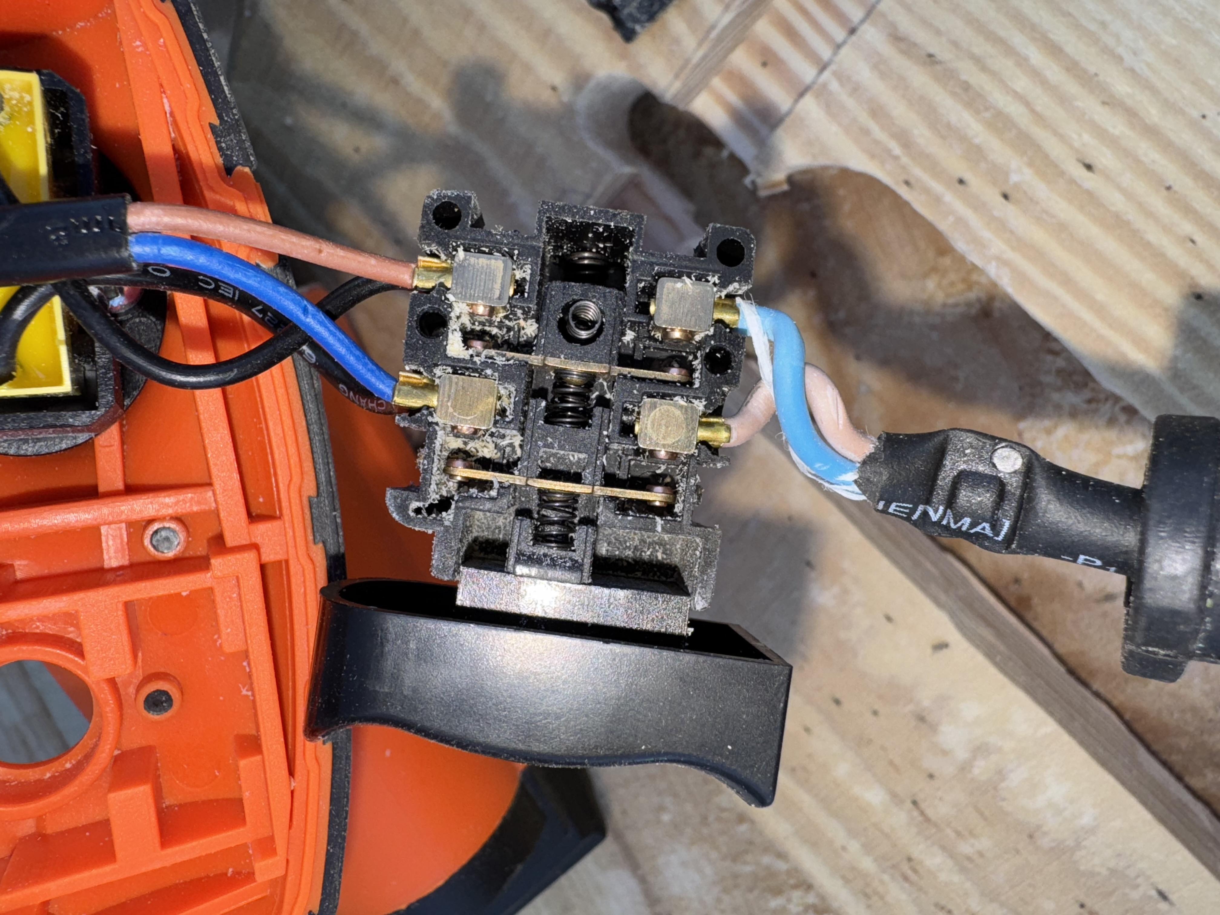 Фрезер Tekhmann TR-12/2000 850982 в реальных условиях использования от пользователя Vitalii.