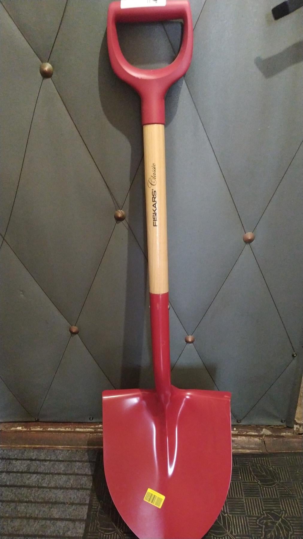 Лопата штикова Fiskars ClassicPro 1,04 м червона (1014775) у реальних умовах використання від покупця Александр.