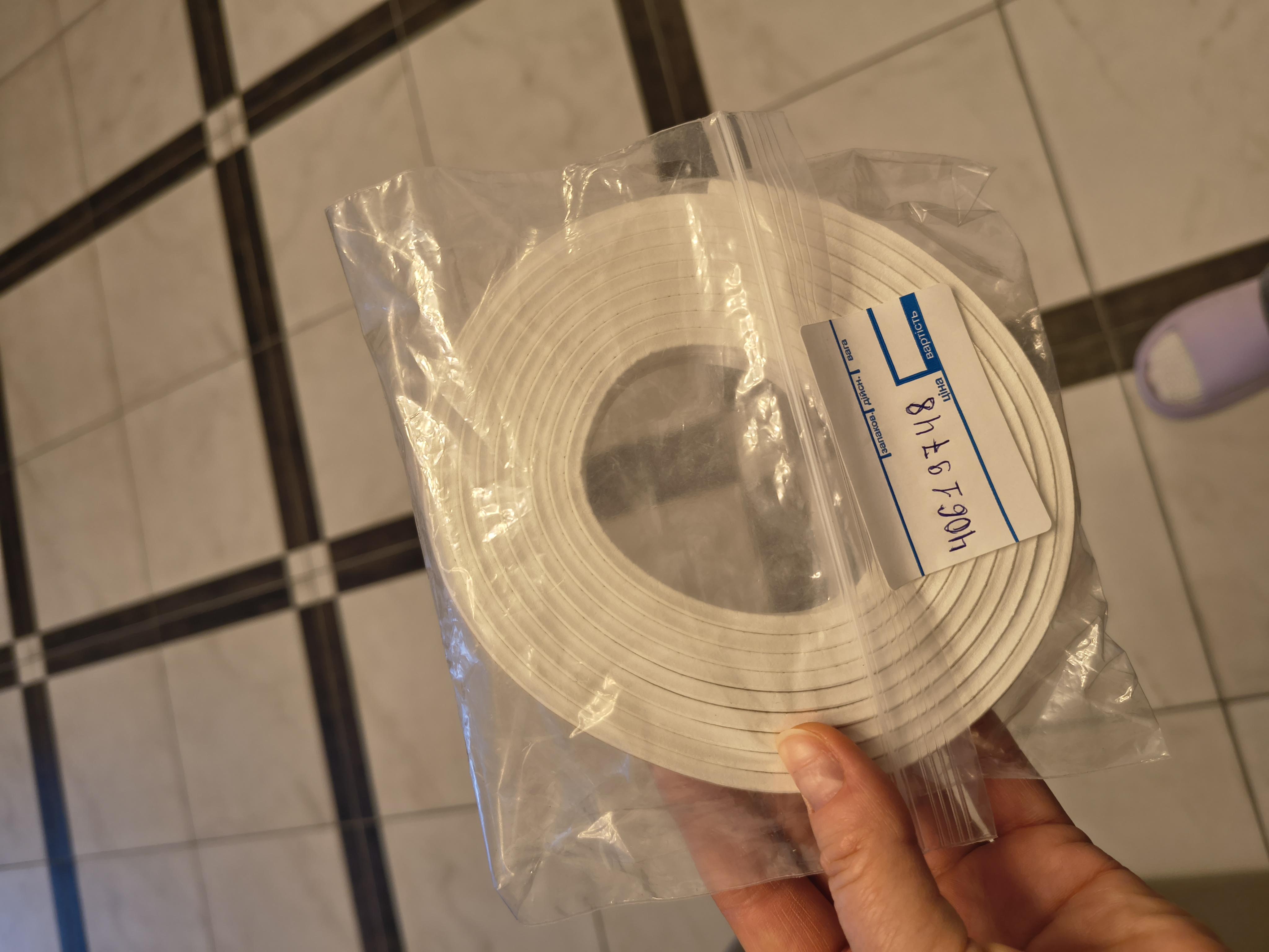 Уплотнитель самоклеющийся E-образный Horst DS-E 9x4 6 м белый в реальных условиях использования от покупателя Ольга.