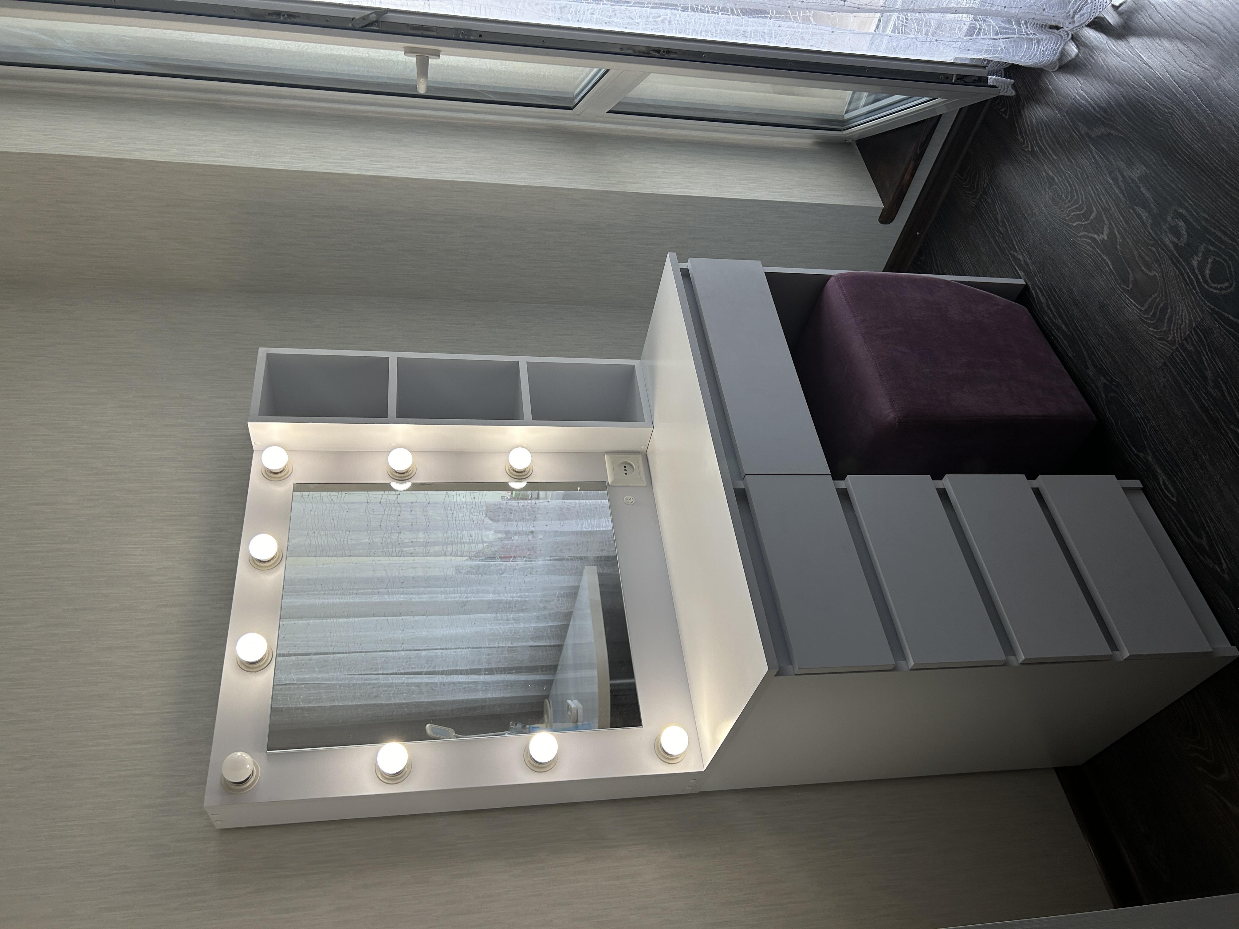 Туалетний столик із лампочками Visage №1 900х500х1600 мм Кашемір у реальних умовах використання від покупця Ярослава.