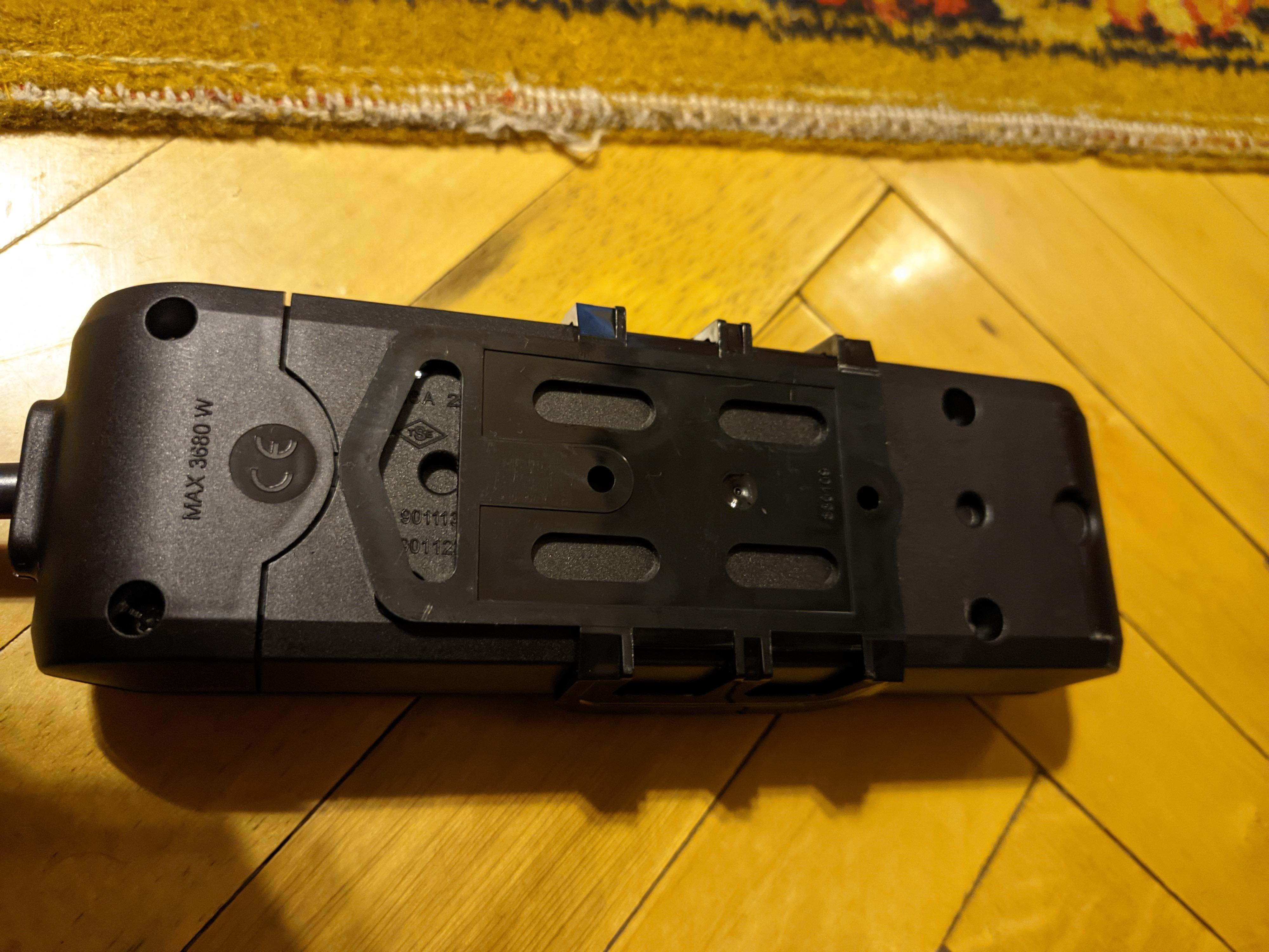 Фото: Колодка Viko без заземления 3 гн. без выключателя черный 90132300, отправлено покупателем Олександр Колодка Viko без заземления 3 гн. без выключателя черный 90132300 в реальных условиях использования от покупателя Олександр.