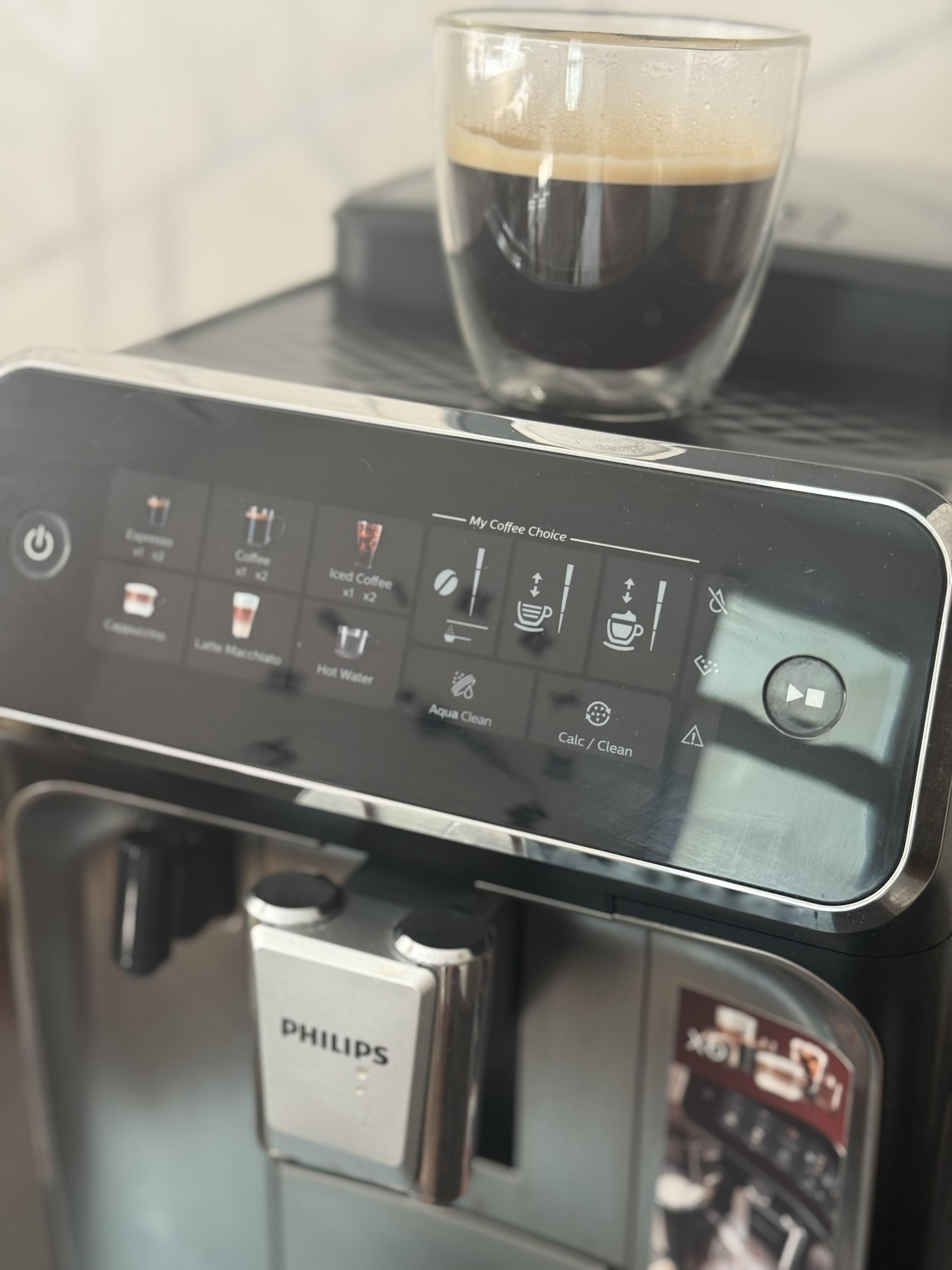 Кавомашина Philips EP3347/90 у реальних умовах використання від користувача Лілі.