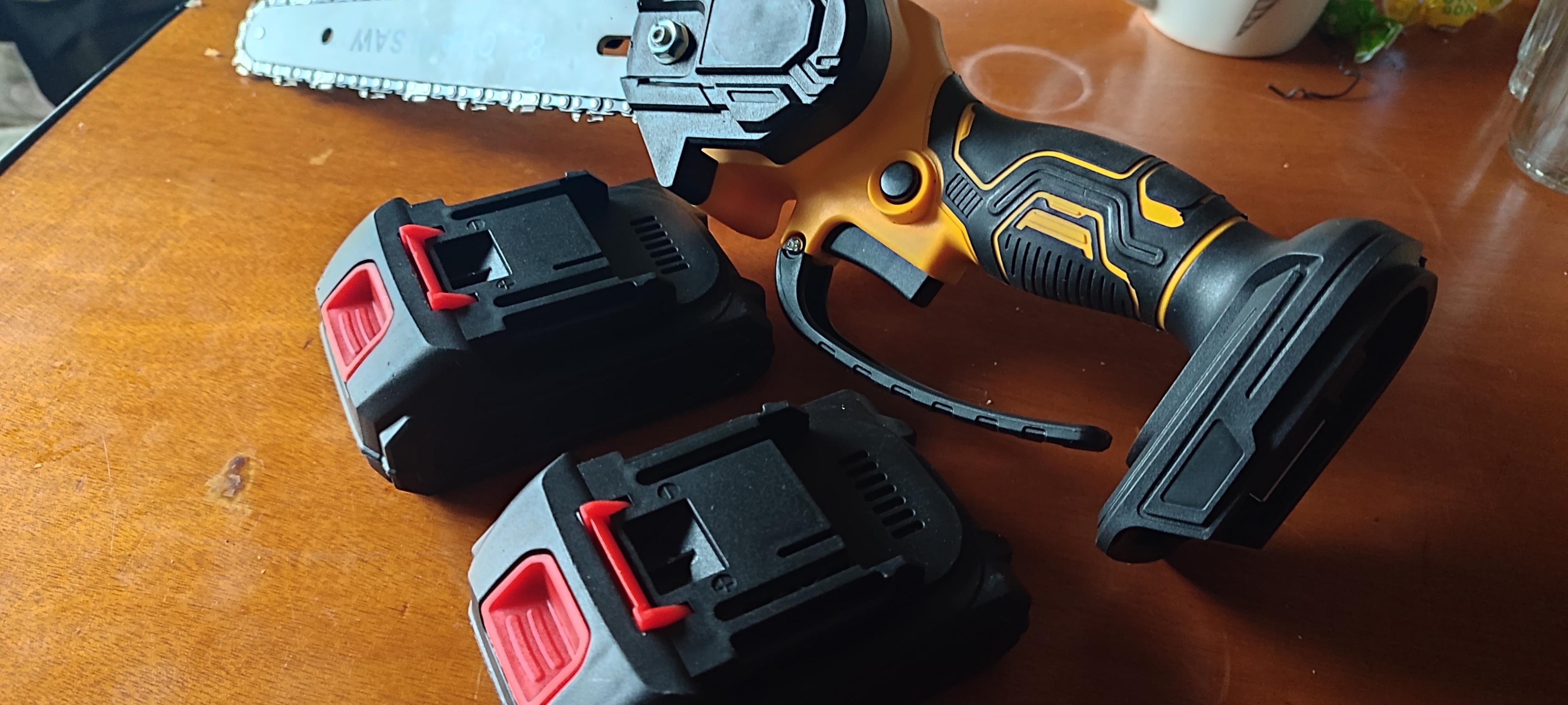 Пила акумуляторна ланцюгова 8" на 2 акумулятори 21V в кейсі (2757576106) у реальних умовах використання від покупця Косттянтин.