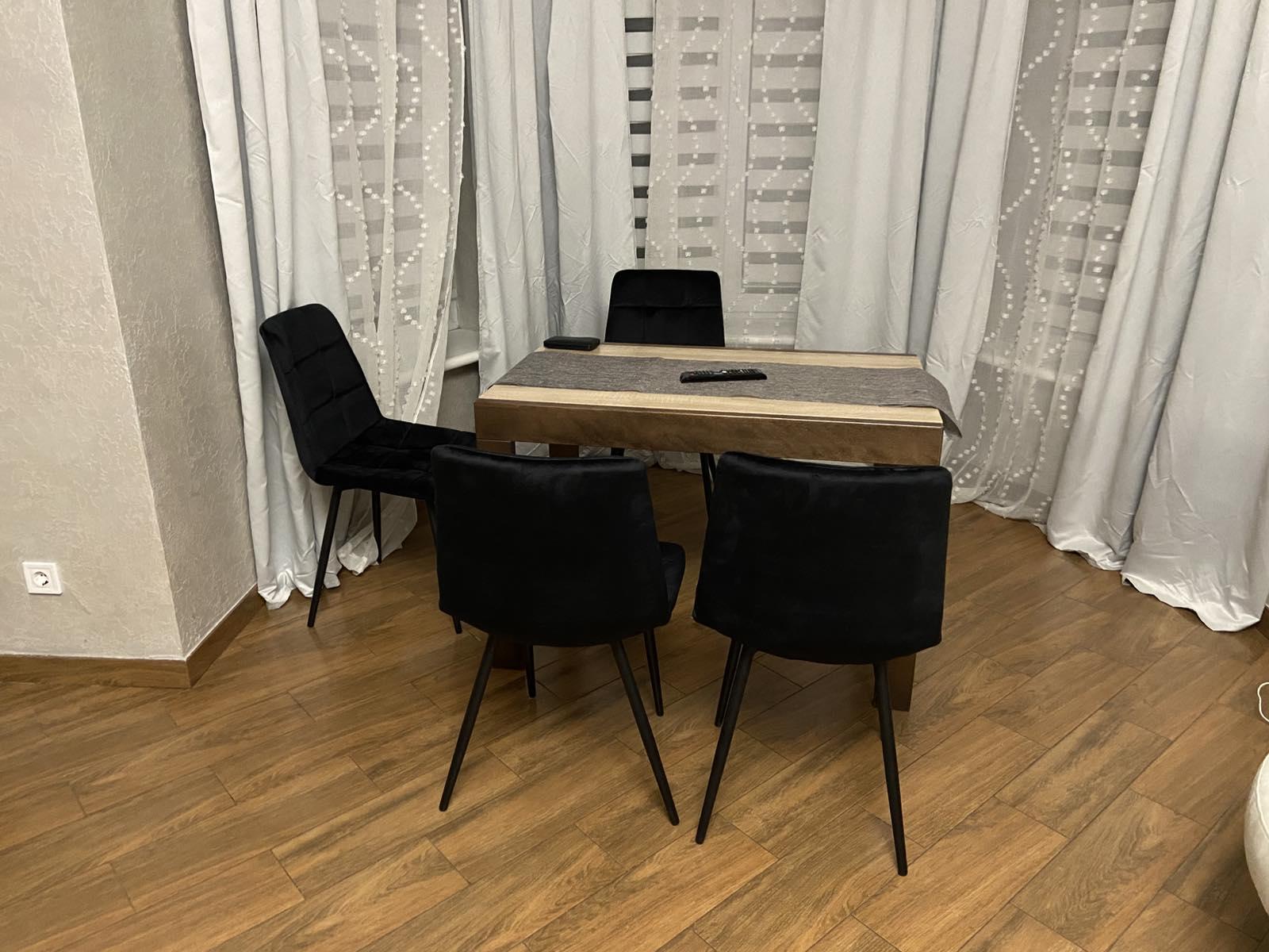 Стілець обідній Nowy Styl FORM FX BLACK (BOX-2) SQR (CH) PUMA-16 чорний / чорний у реальних умовах використання від покупця Любовь Косенко.