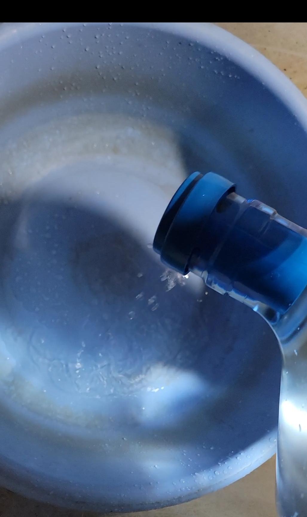 Фото: Пробка многоразовая для бутылей 11/13 л и 18,9 л (9603), отправлено покупателем Єгор Пробка многоразовая для бутылей 11/13 л и 18,9 л (9603) в реальных условиях использования от покупателя Єгор.