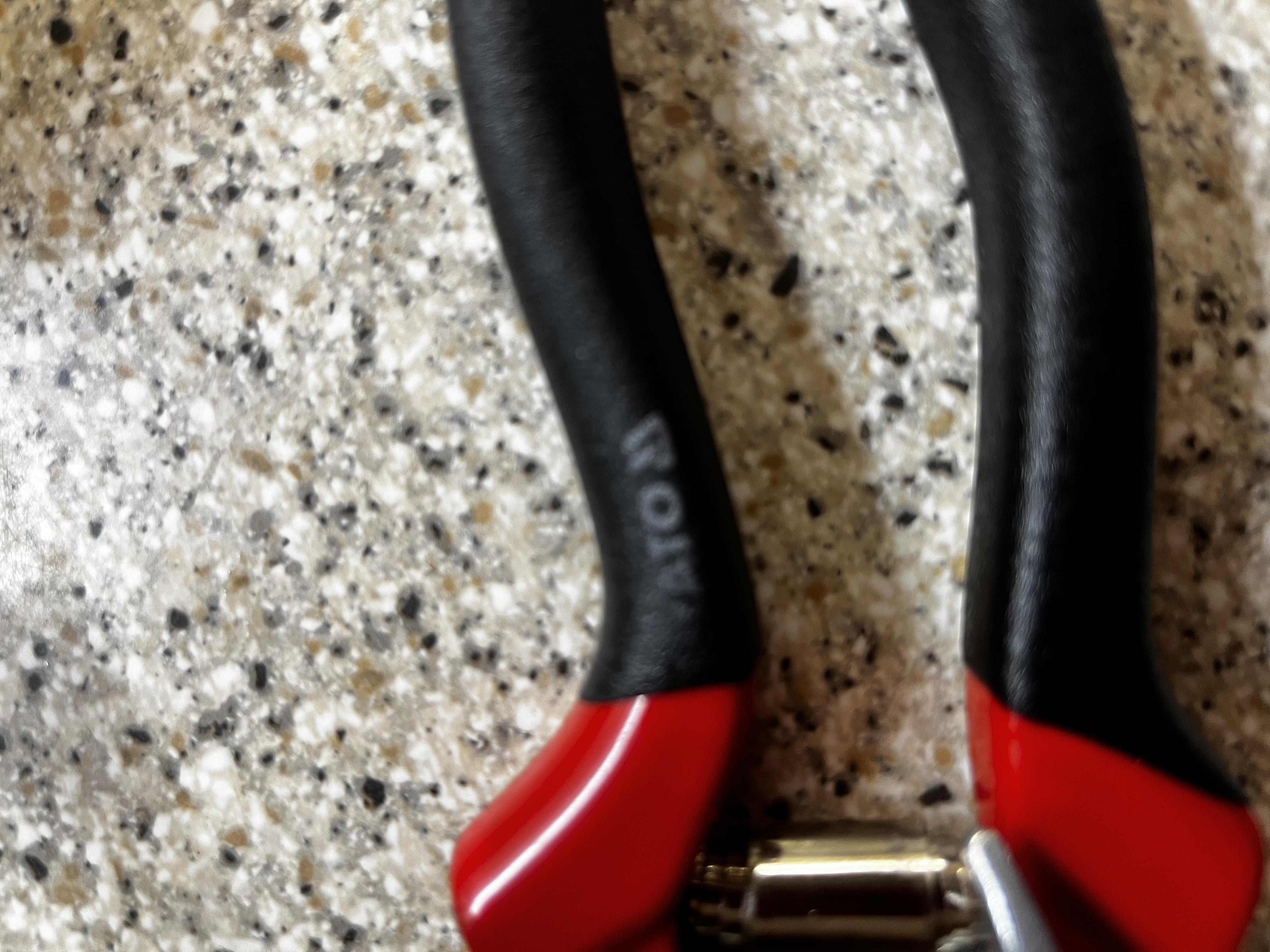 Секатор плоскостной YATO 220 мм (YT-8801) в реальных условиях использования от пользователя Наталія.