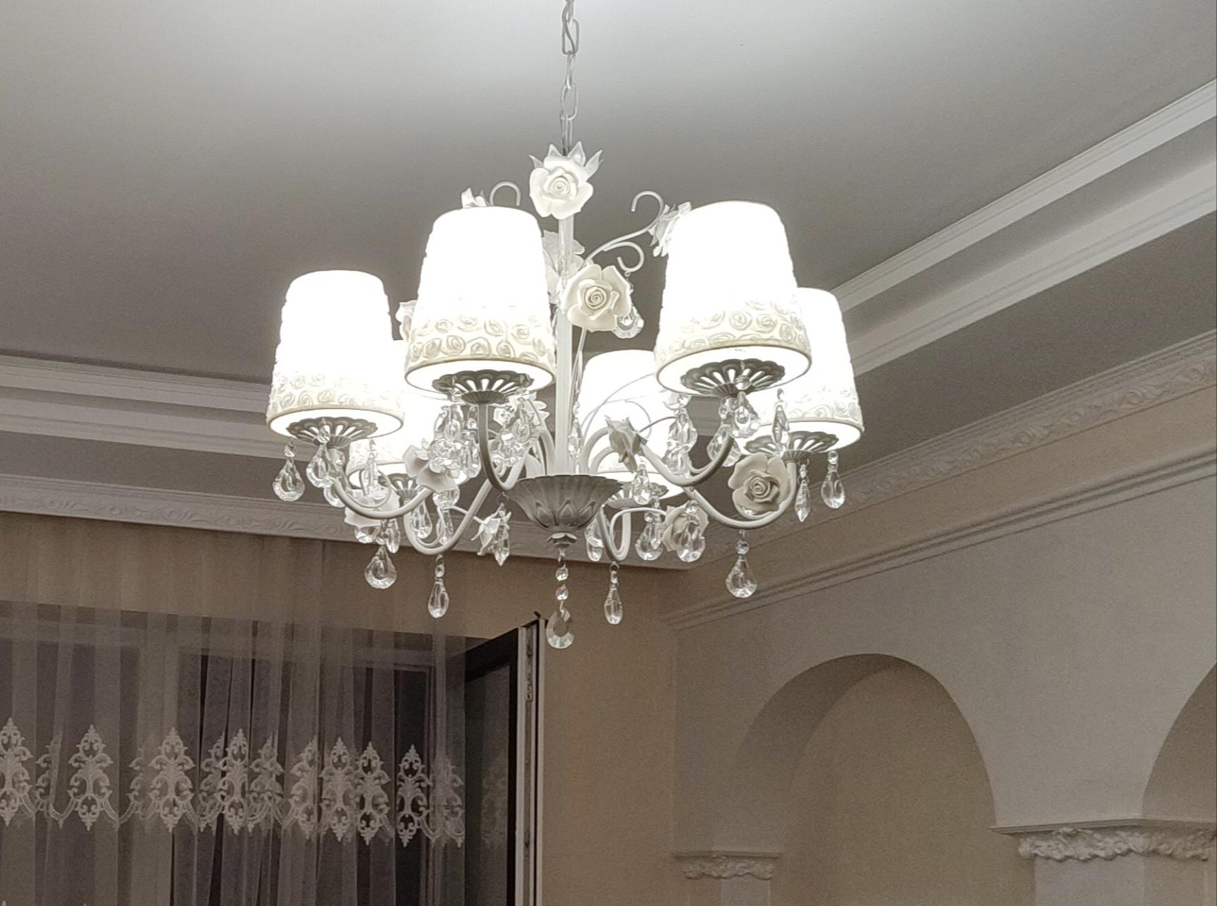 Люстра подвесная классическая Brille BCL-726S/6 E14 WH с абажуром в реальных условиях использования от пользователя Алла.