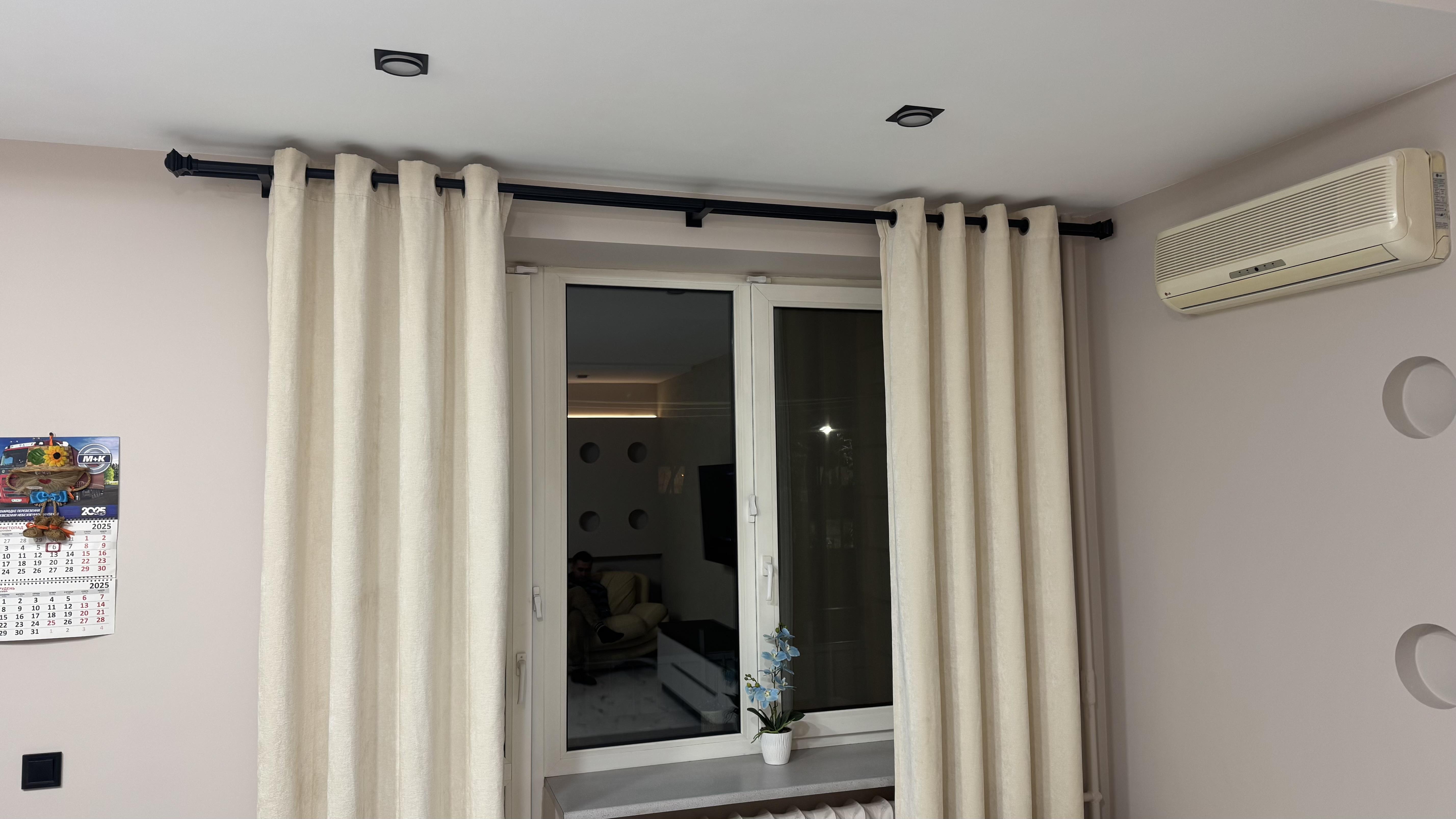 Фото: Карниз трубчастий дворядний Orvit Борджеза Техно 25/19 мм 300 см Чорний оксамит (000-8091), надіслане покупцем Юлія Карниз трубчастий дворядний Orvit Борджеза Техно 25/19 мм 300 см Чорний оксамит (000-8091) у реальних умовах використання від покупця Юлія.