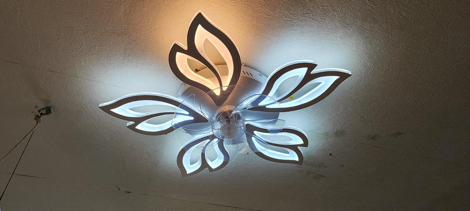 Фото: Люстра світлодіодна ESLLSE FAN ASTRA 85 Вт+18 Вт з вентилятором 680x120 мм Білий (10419), надіслане покупцем Юлія Люстра світлодіодна ESLLSE FAN ASTRA 85 Вт+18 Вт з вентилятором 680x120 мм Білий (10419) у реальних умовах використання від покупця Юлія.