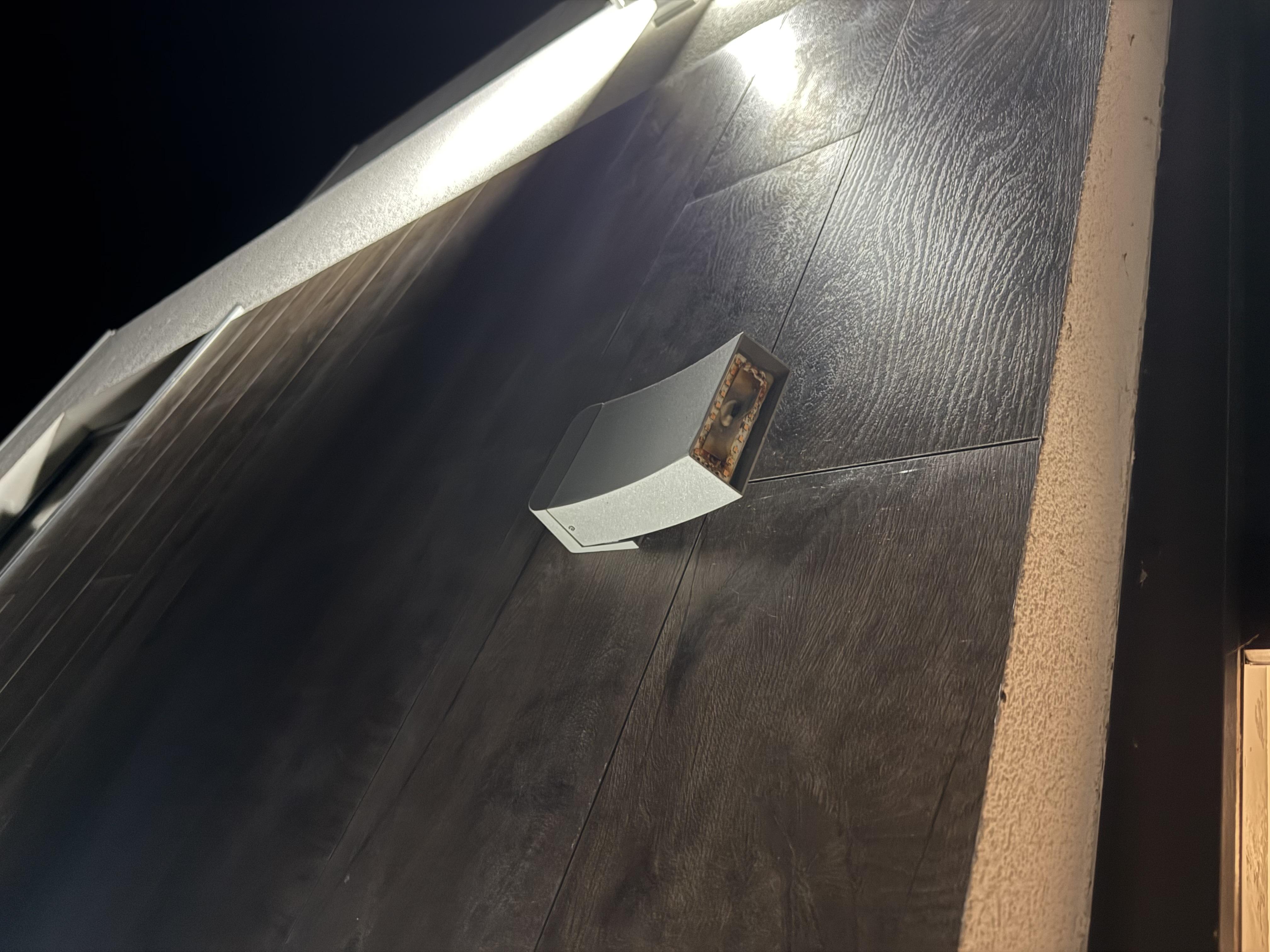 Світильник вуличний настінний Ledvance Smart + Wifi Curve Si 9 Вт IP44 темно-сірий AC260410055 у реальних умовах використання від користувача Діана.