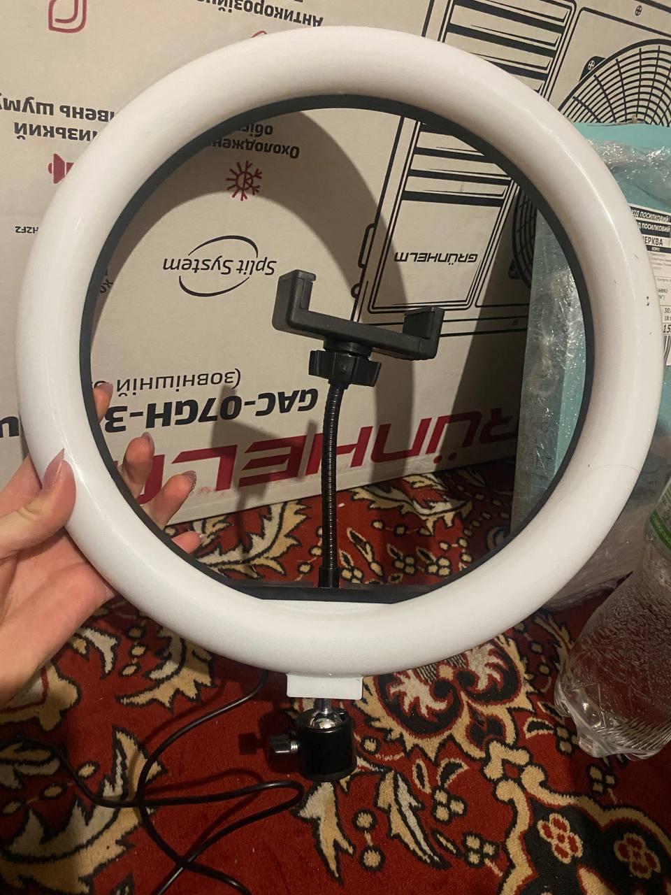 Фото: Лампа кольцевая LED CXB-300 USB 30 см (4-5-14927), отправлено пользователем Дарія Лампа кольцевая LED CXB-300 USB 30 см (4-5-14927) в реальных условиях использования от пользователя Дарія.