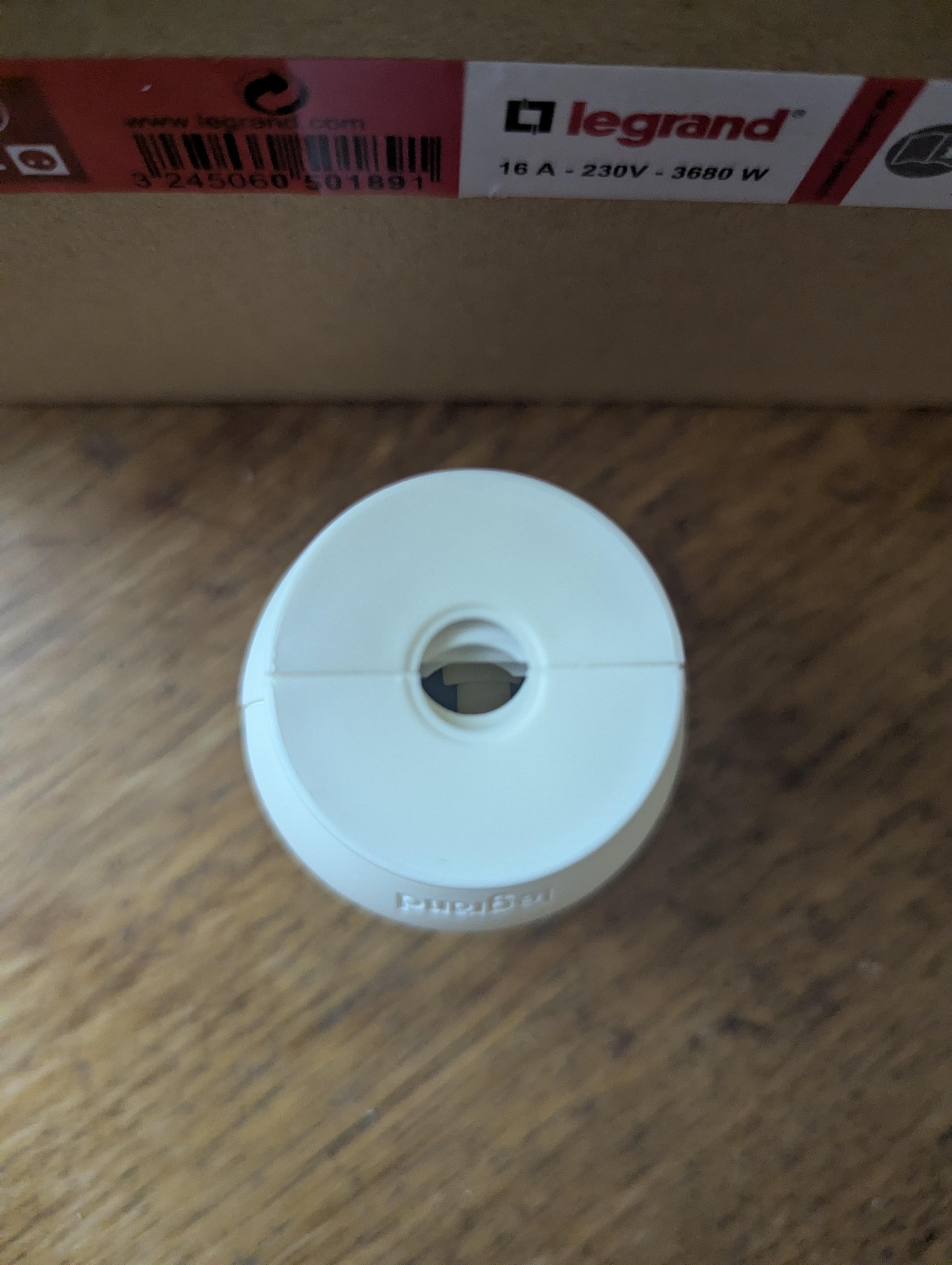 Розетка переносная Legrand 50189 с заземлением 250В IP20 белый в реальных условиях использования от покупателя Володимир.