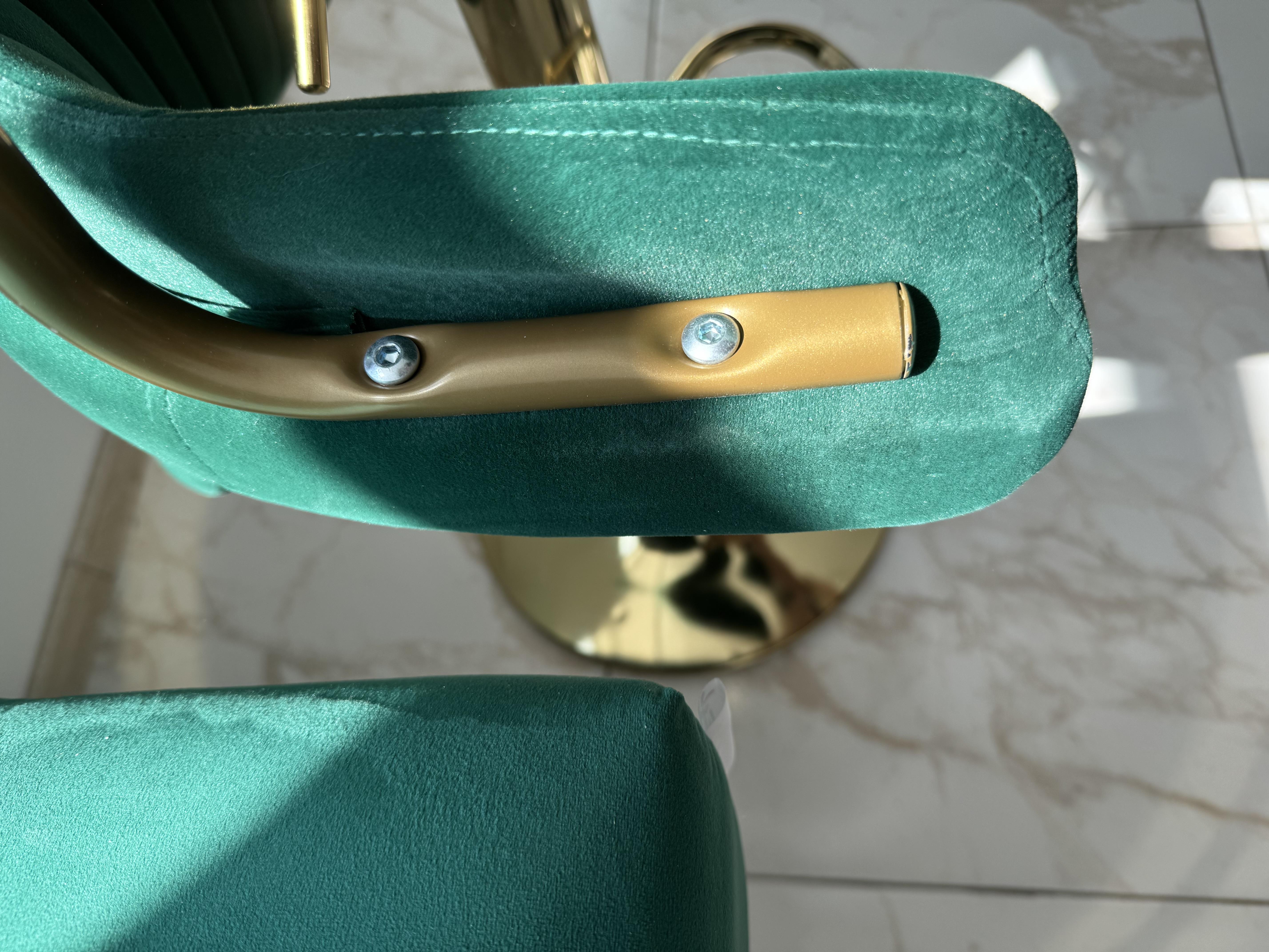 Диван с подлокотниками Tobi Sho Бенно-1 офисный с конусной ногой 1200х720х750 мм велюр Emilia 38 Emerald в реальных условиях использования от пользователя Оксана.