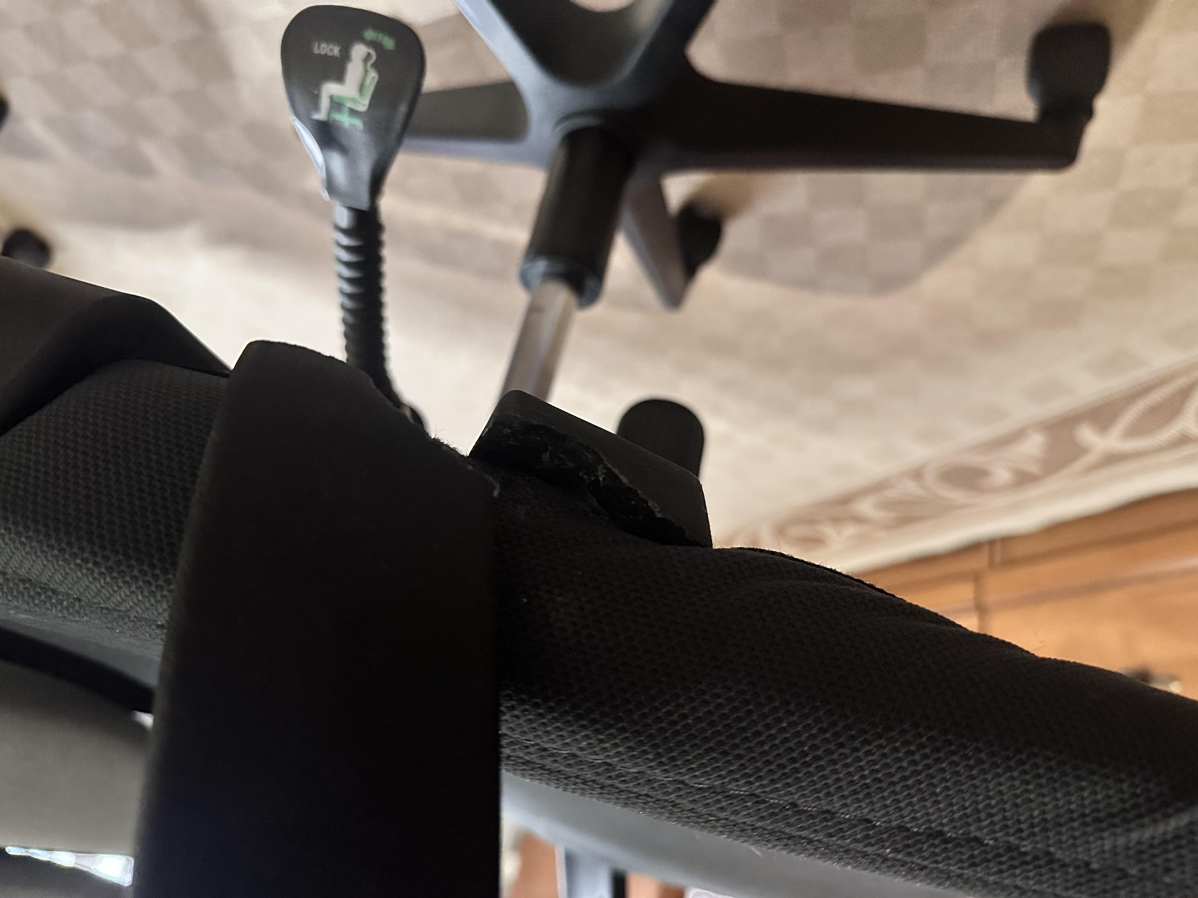 Кресло офисное Центр Меблів Астра серо-черный в реальных условиях использования от пользователя Воадислав.